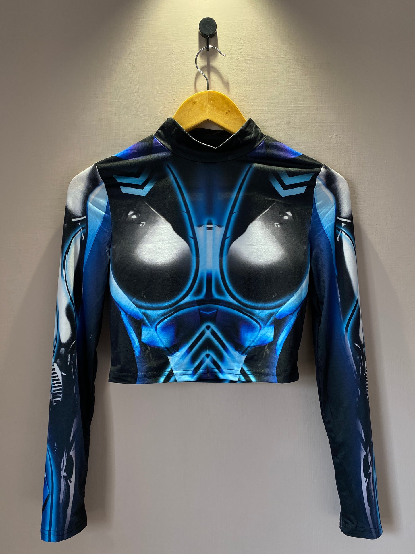 blue-cyberpunk-print-crop-top