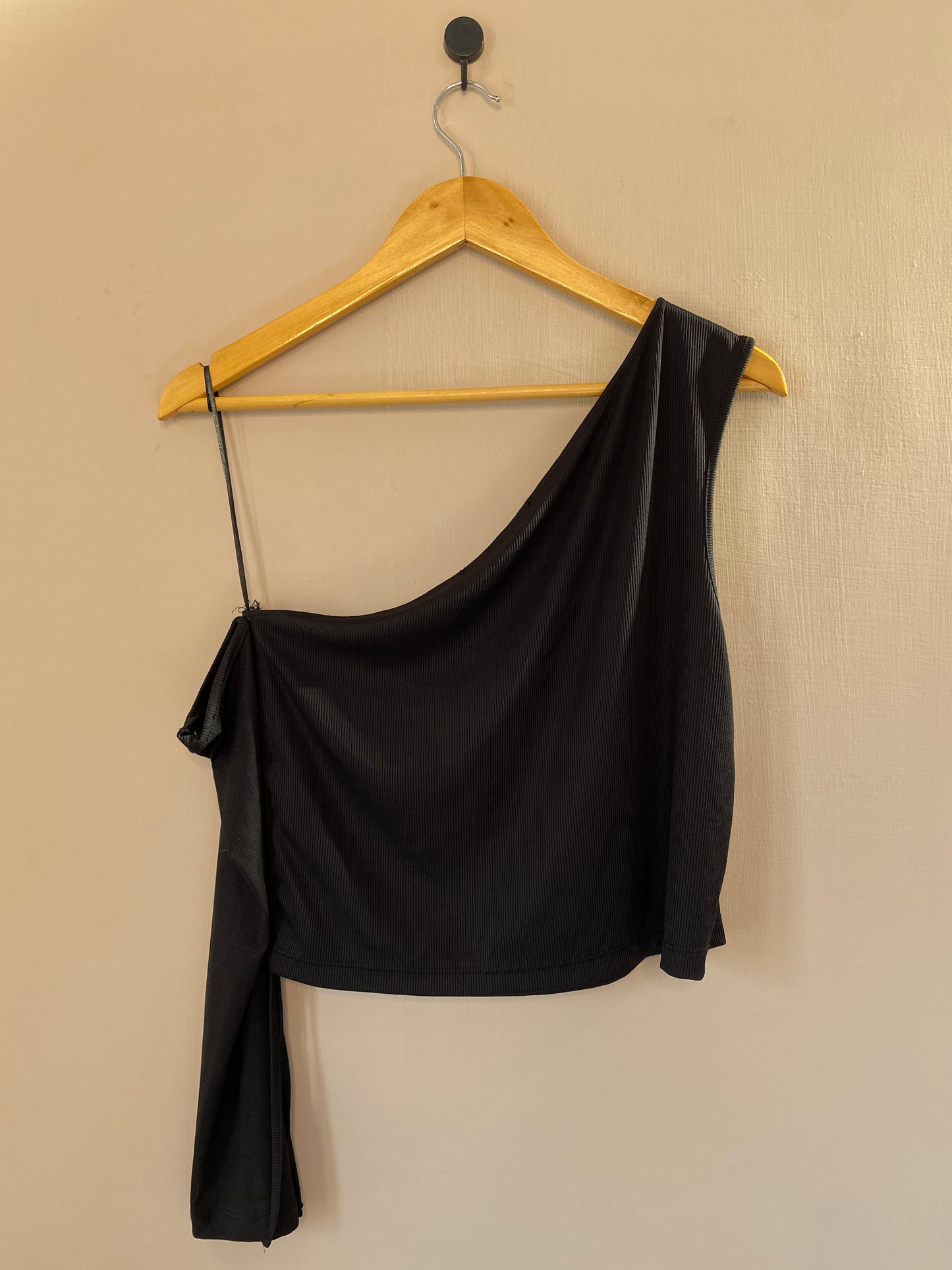 gray-v-neck-long-sleeve-crop-top