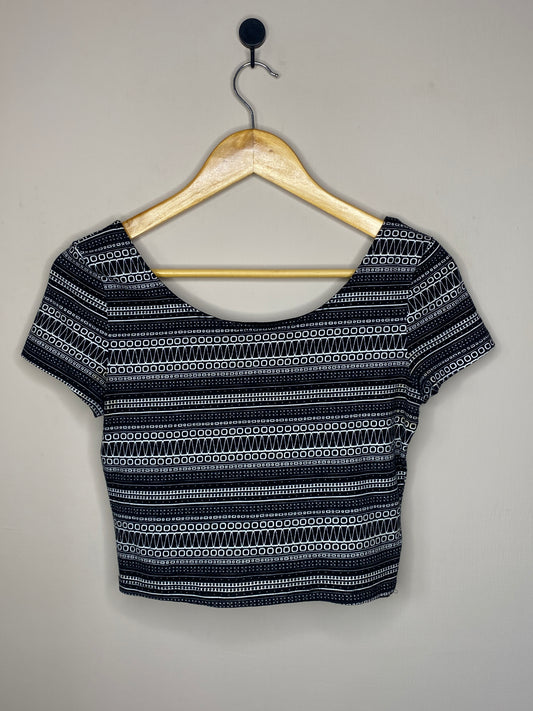 black-and-white-geometric-print-crop-top