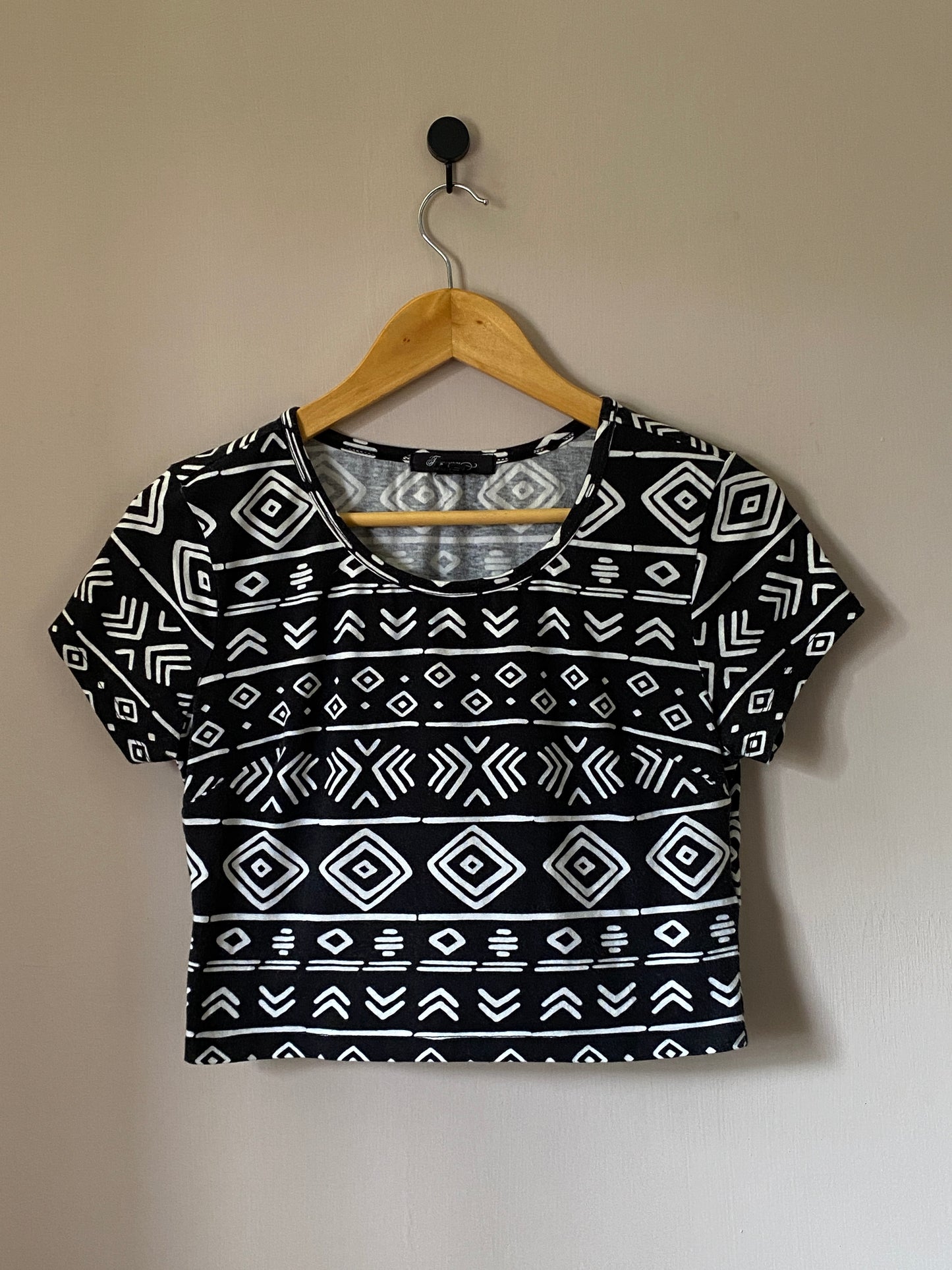 geometric-print-crop-top