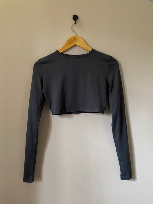 dark-grey-activewear-crop-top