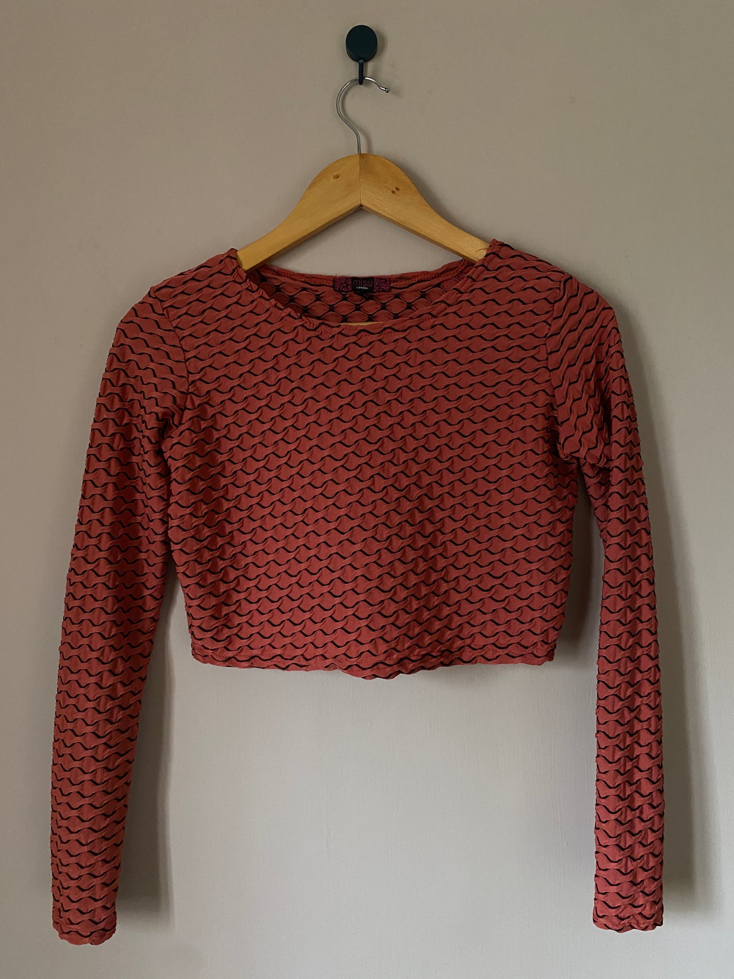 red-wave-pattern-long-sleeve-crop-top