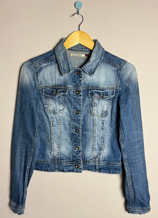 stradivarius-fitted-distressed-denim-jacket-13