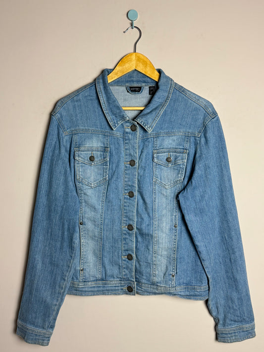 woman-lightwash-denim-jacket-14
