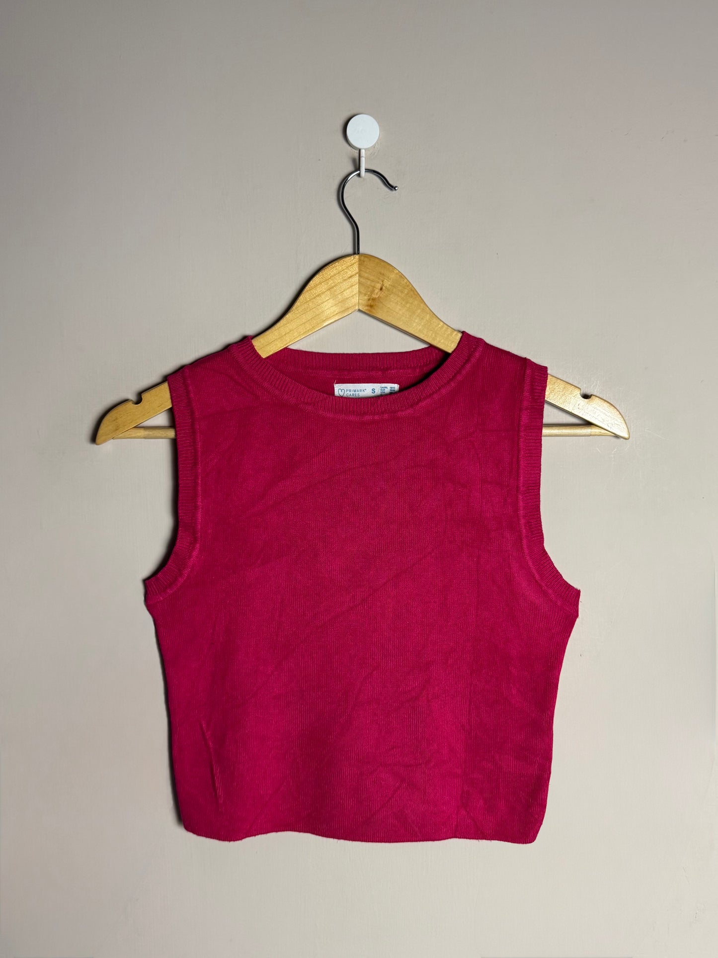 red-sleeveless-knit-top-small-38