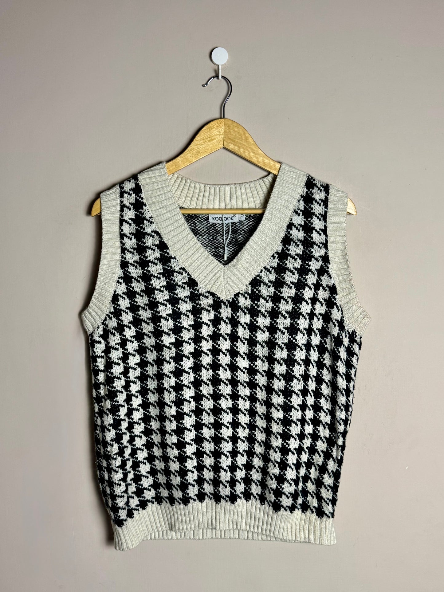 black-white-houndstooth-knit-vest-large-39