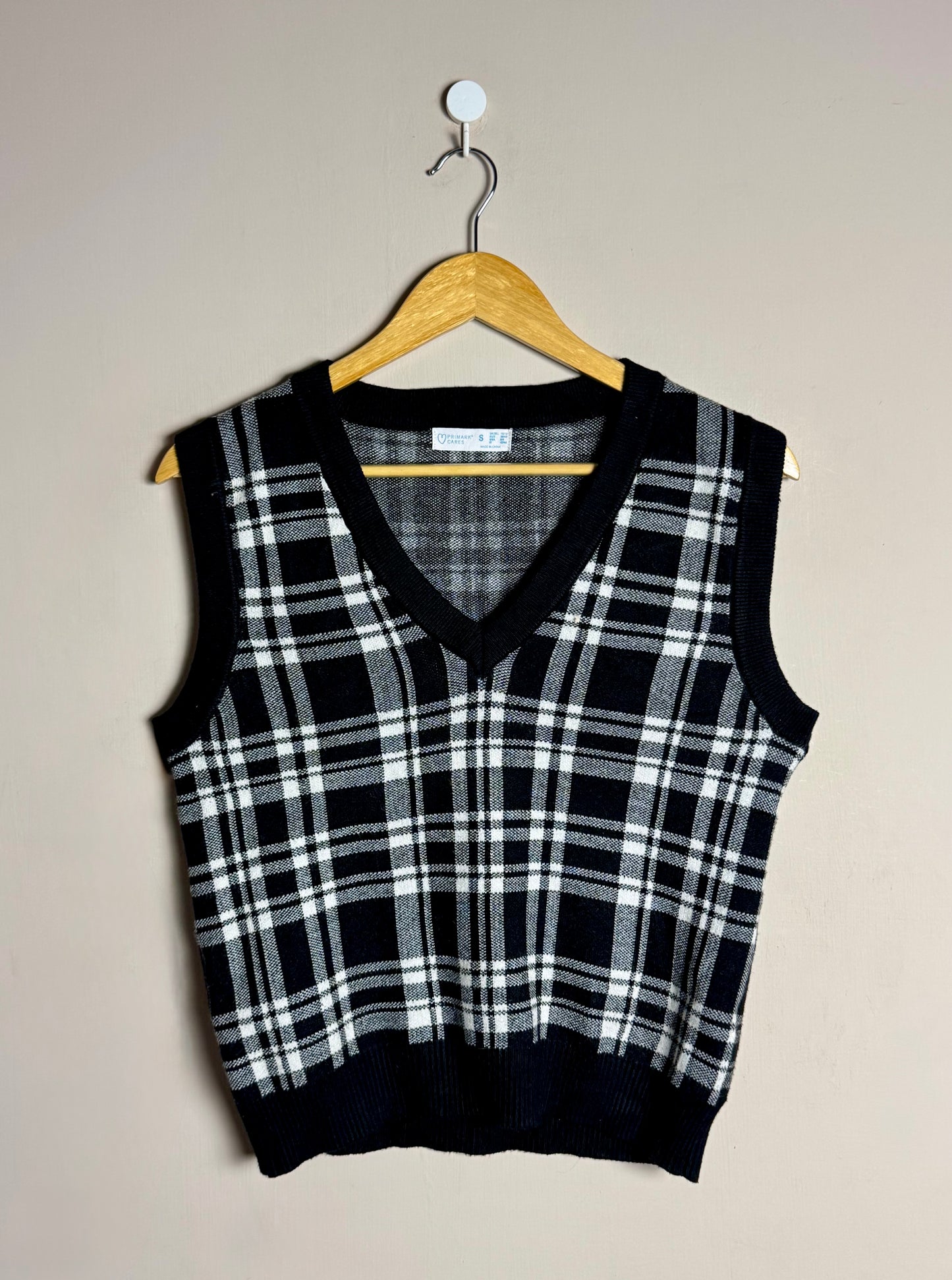 black-white-plaid-knit-vest-61