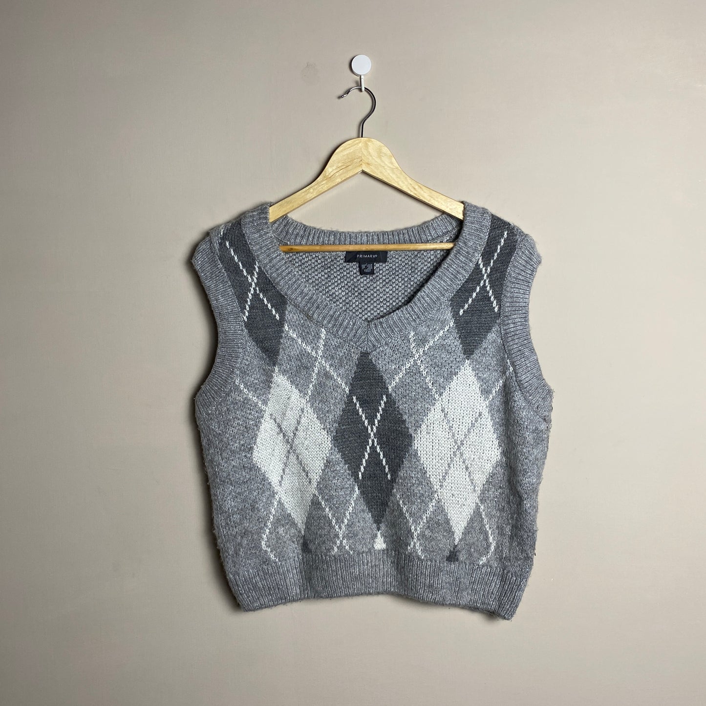 grey-argyle-sleeveless-sweater-123