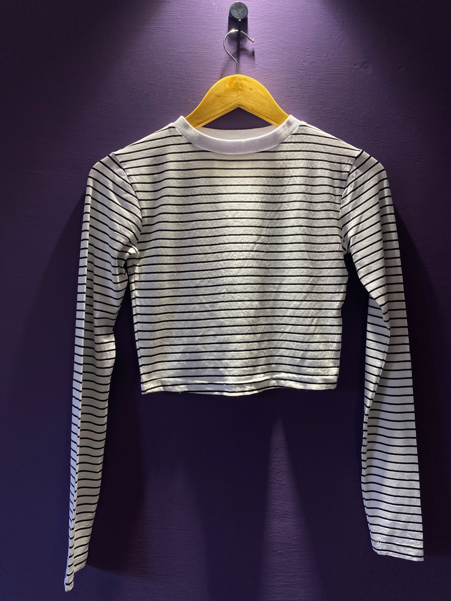 black-exposed-stitch-long-sleeve-crop-top