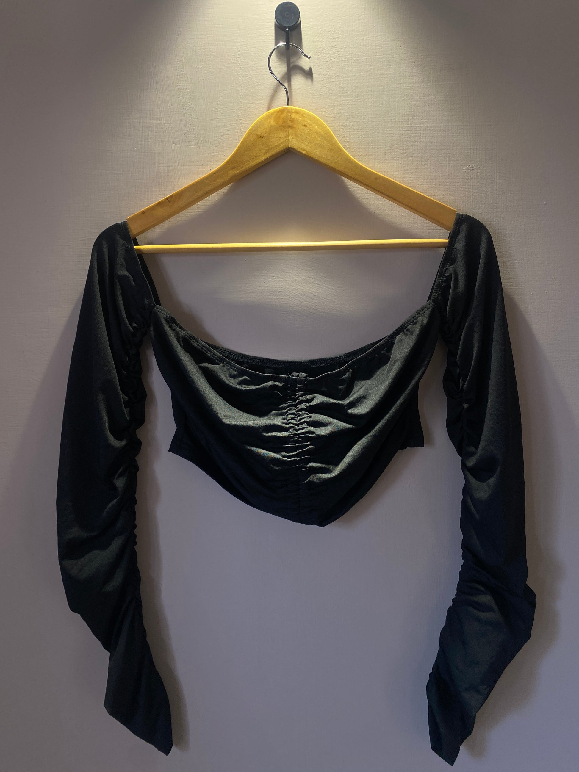 black-collared-ruched-long-sleeve-crop-top