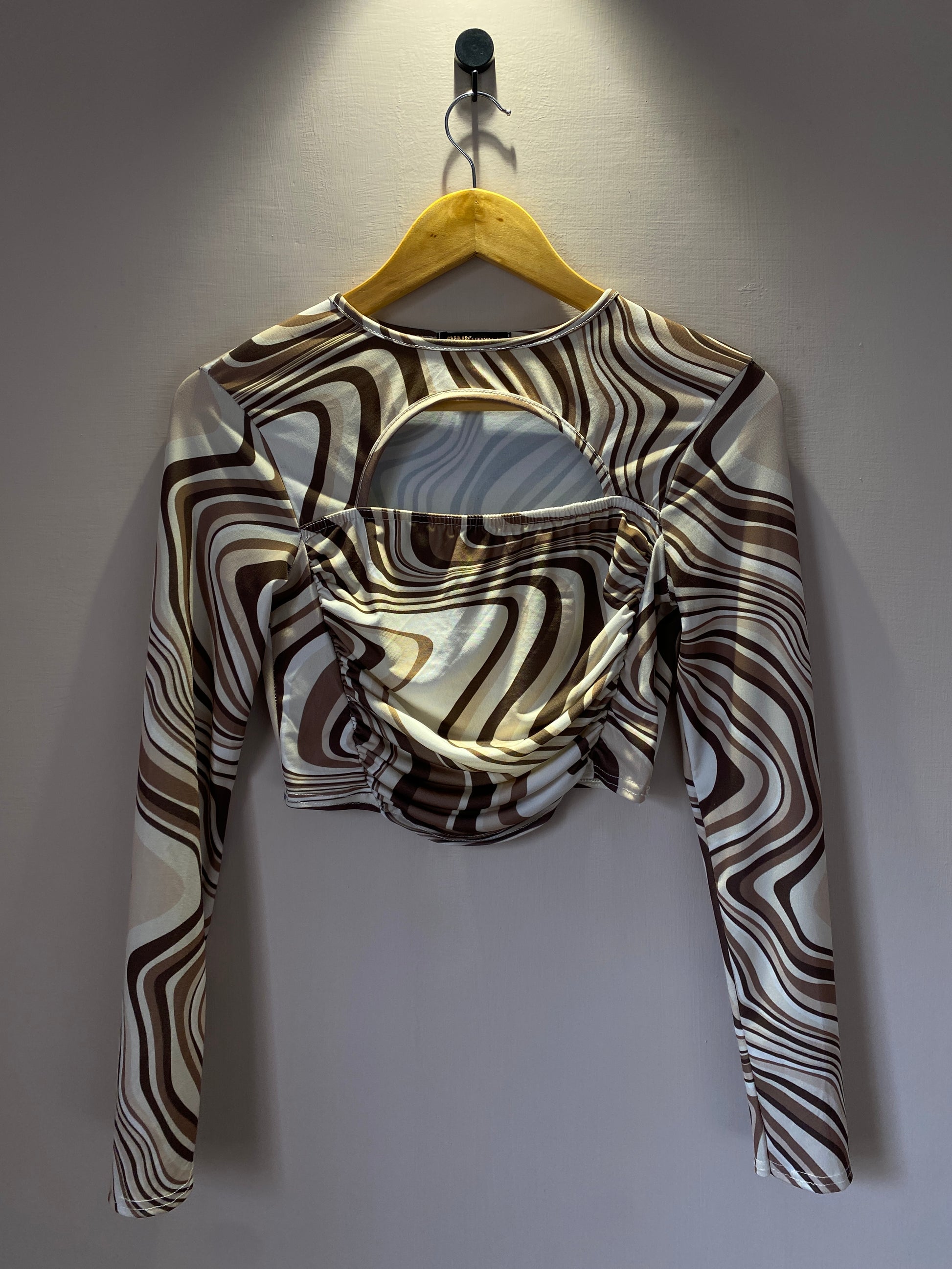 prettylittlething-polka-dot-tie-front-crop-top