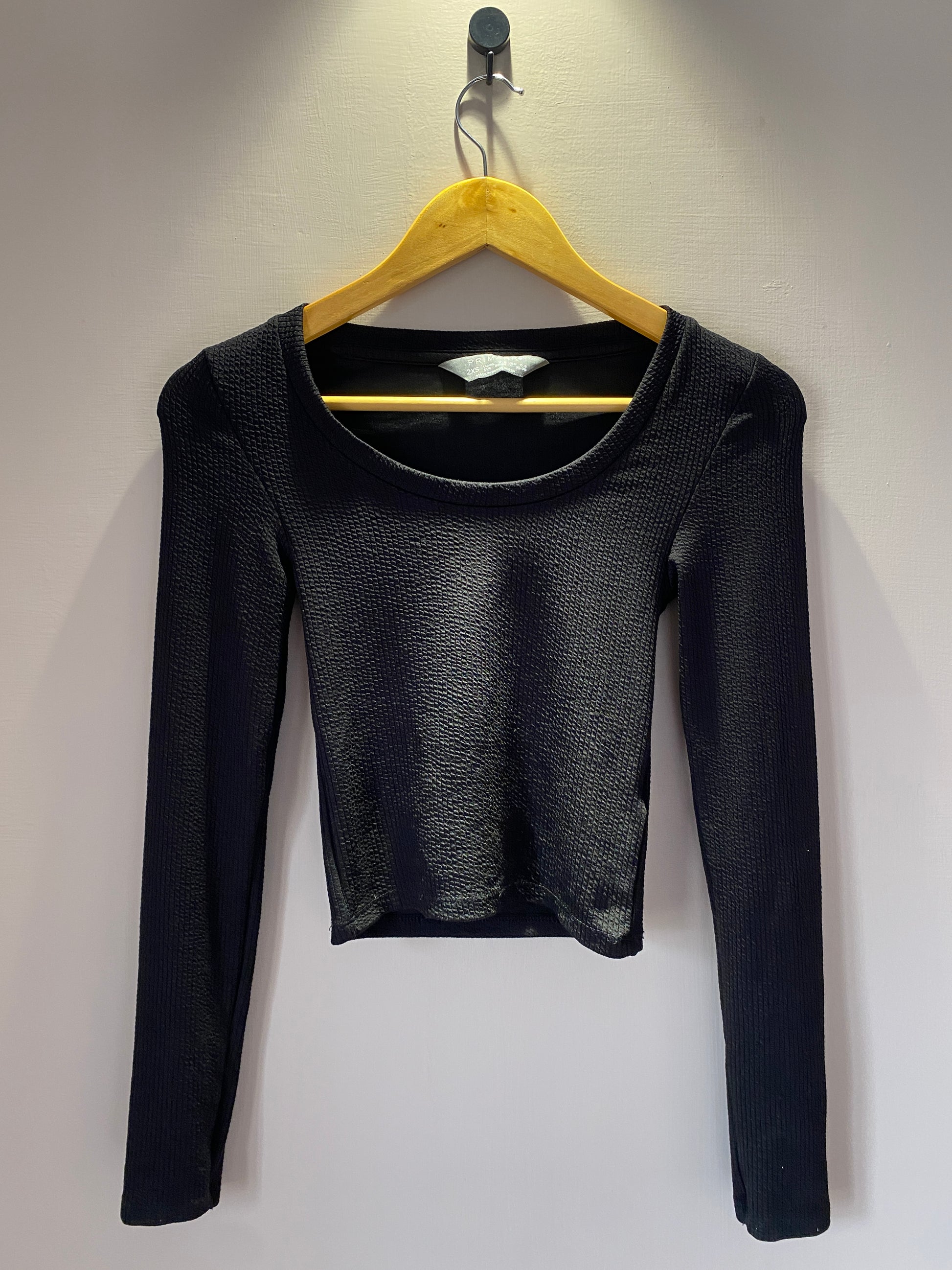 black-textured-scoop-neck-crop-top