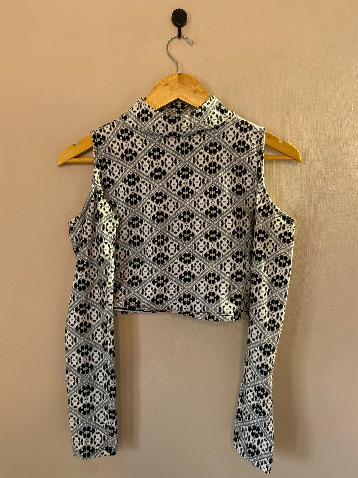 monochrome-cut-out-crop-top