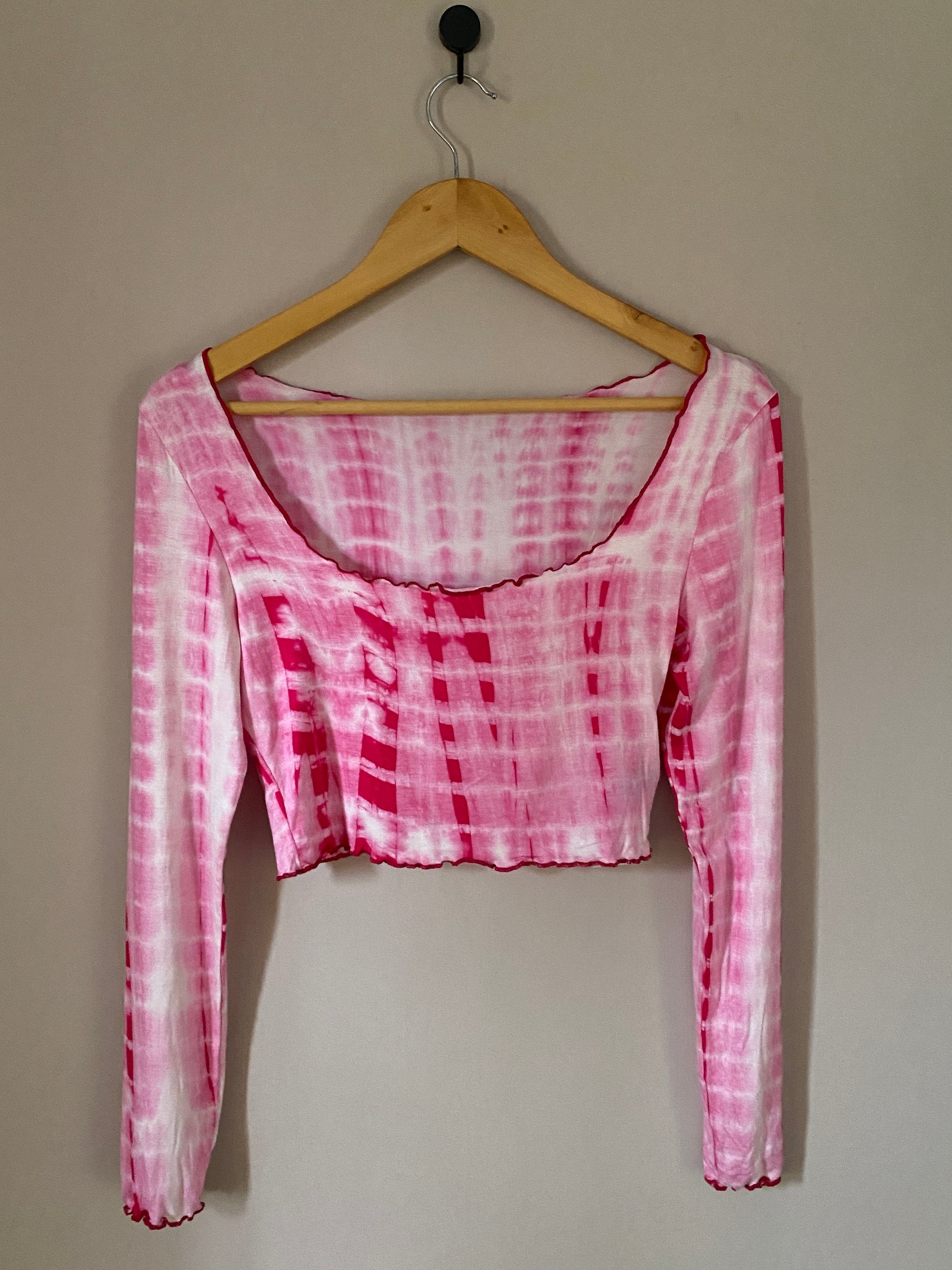 pink-and-white-tie-dye-scoop-neck-crop-top