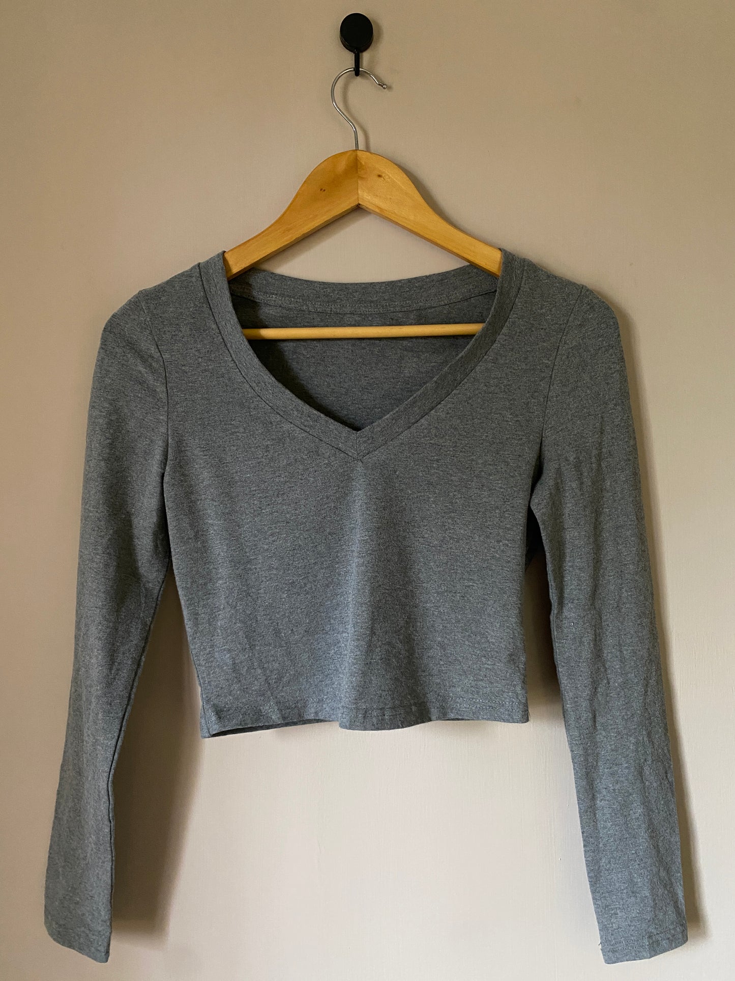 gray-long-sleeve-v-neck-crop-top