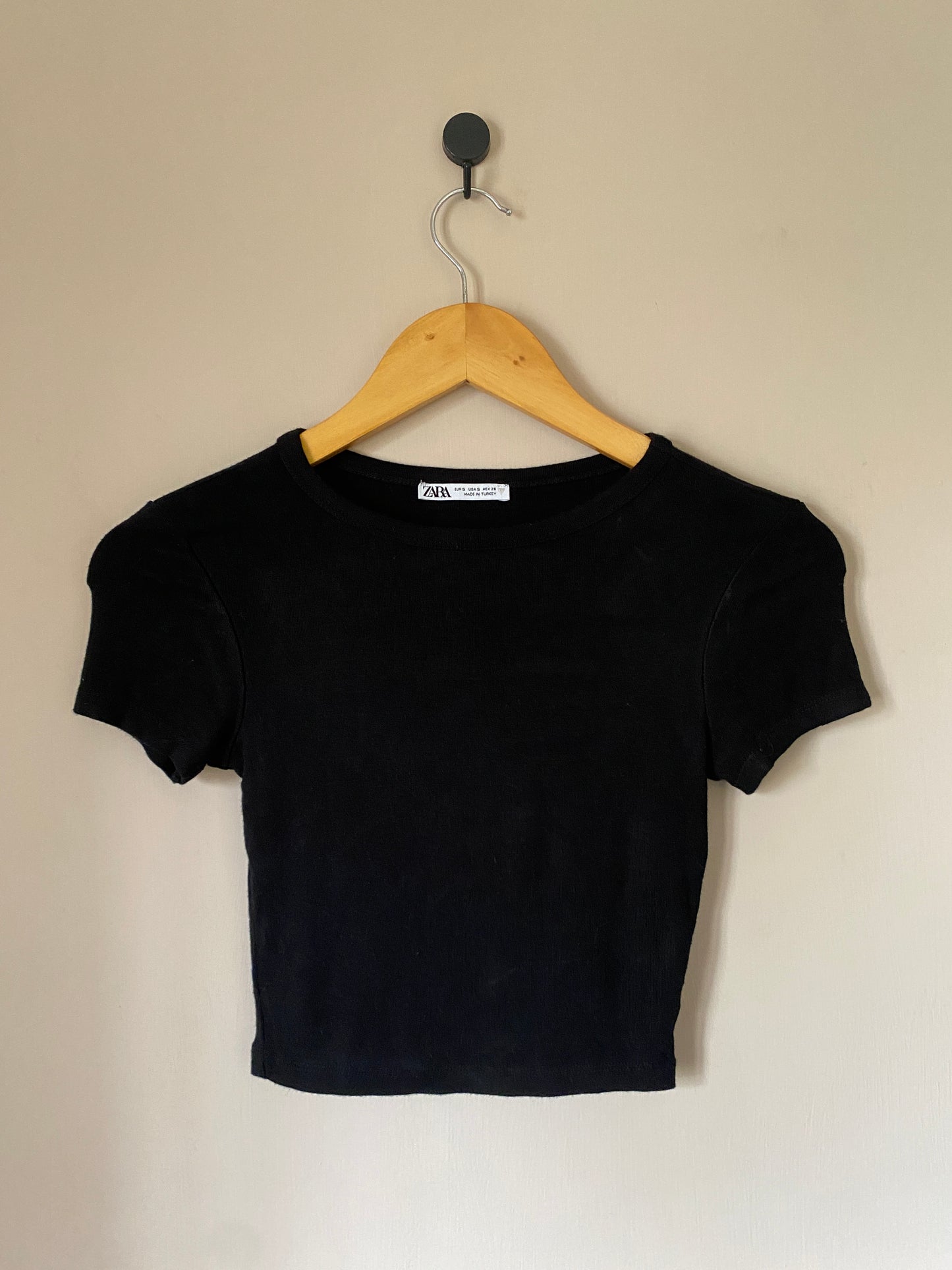 black-short-sleeve-crop-top-31