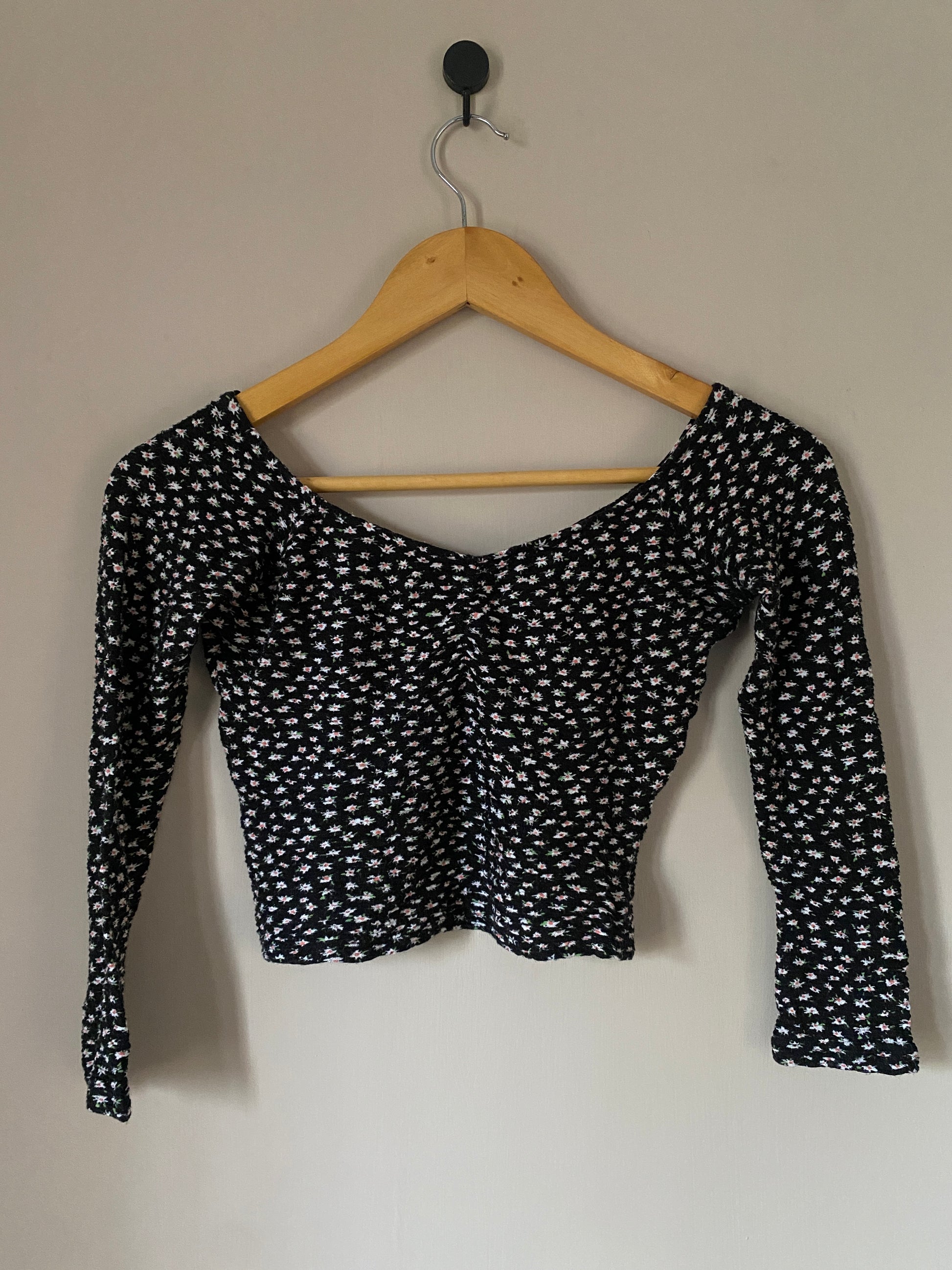 black-ditsy-floral-ruched-crop-top