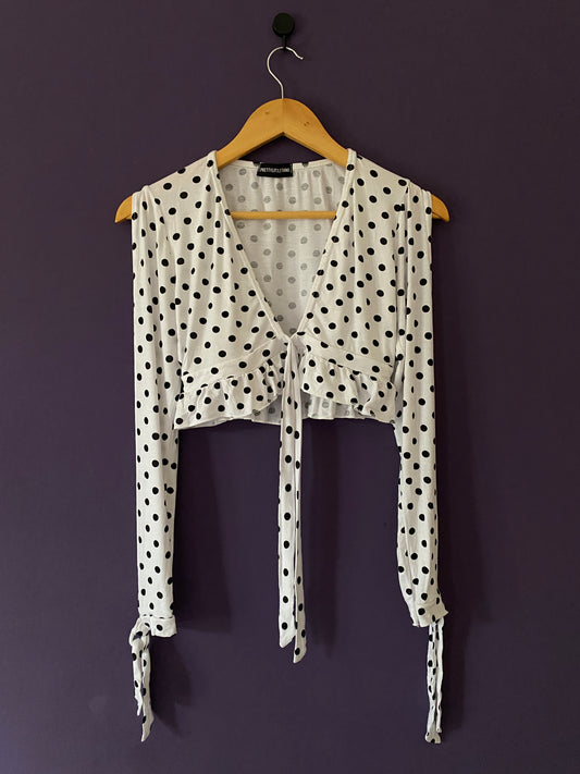 prettylittlething-polka-dot-tie-front-crop-top