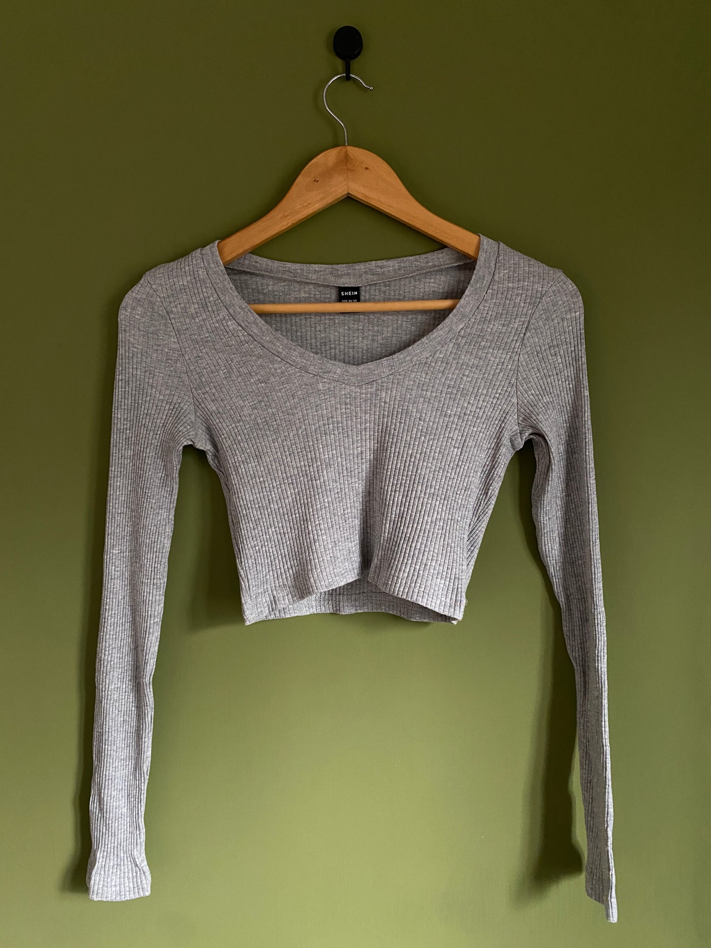 shein-gray-ribbed-v-neck-crop-top