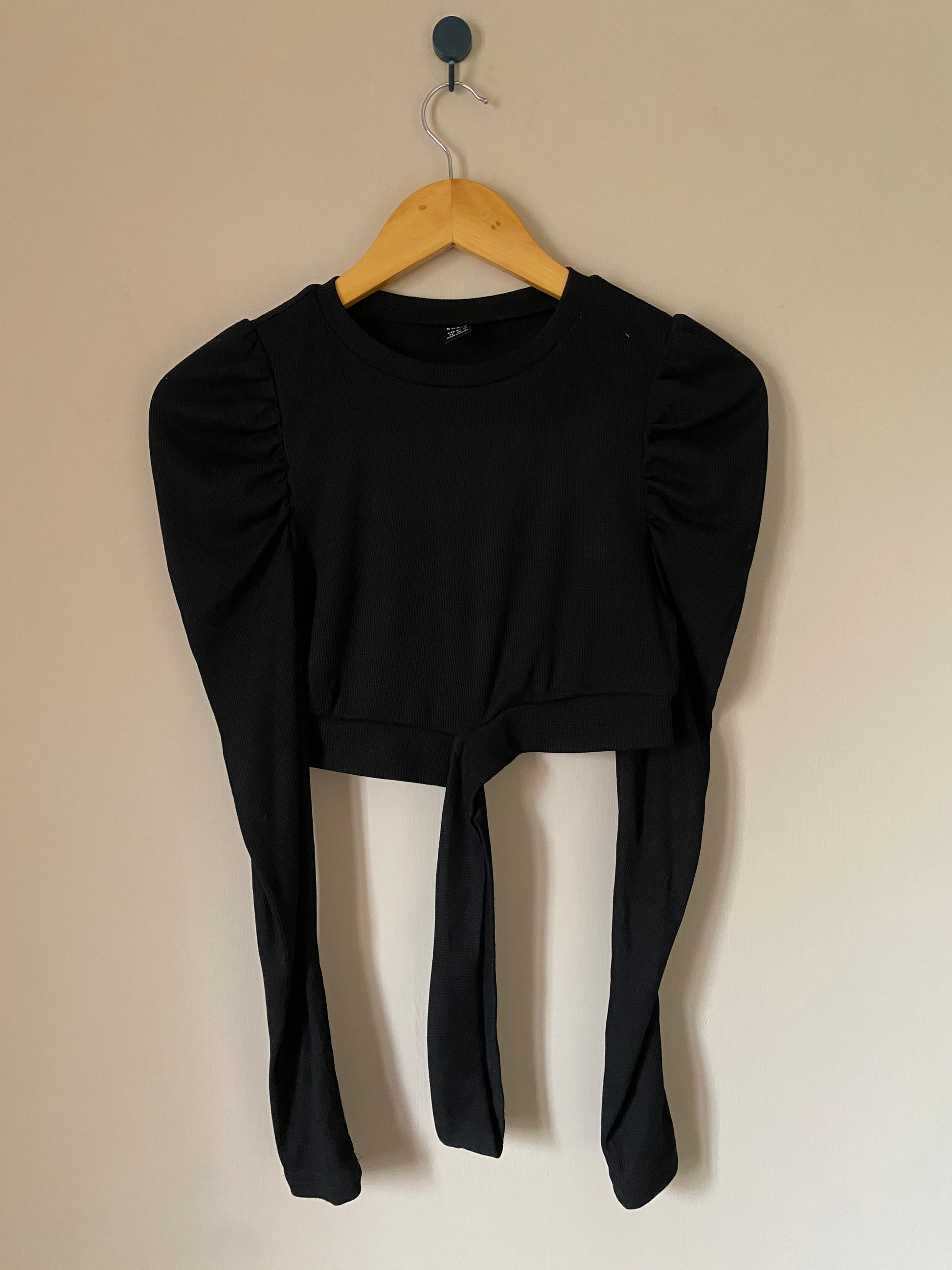 shein-black-puff-sleeve-tie-front-crop-top