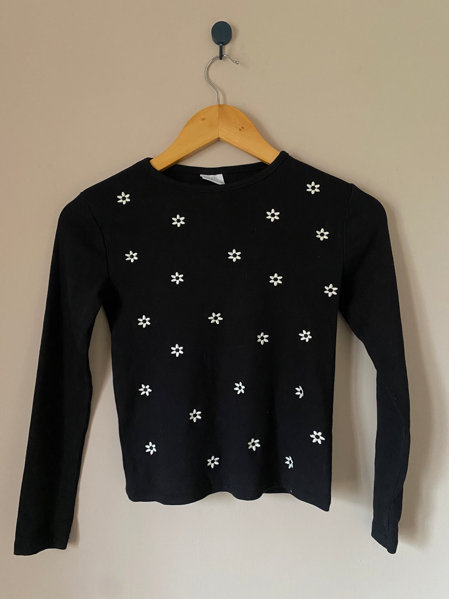 black-daisy-embroidered-top-10