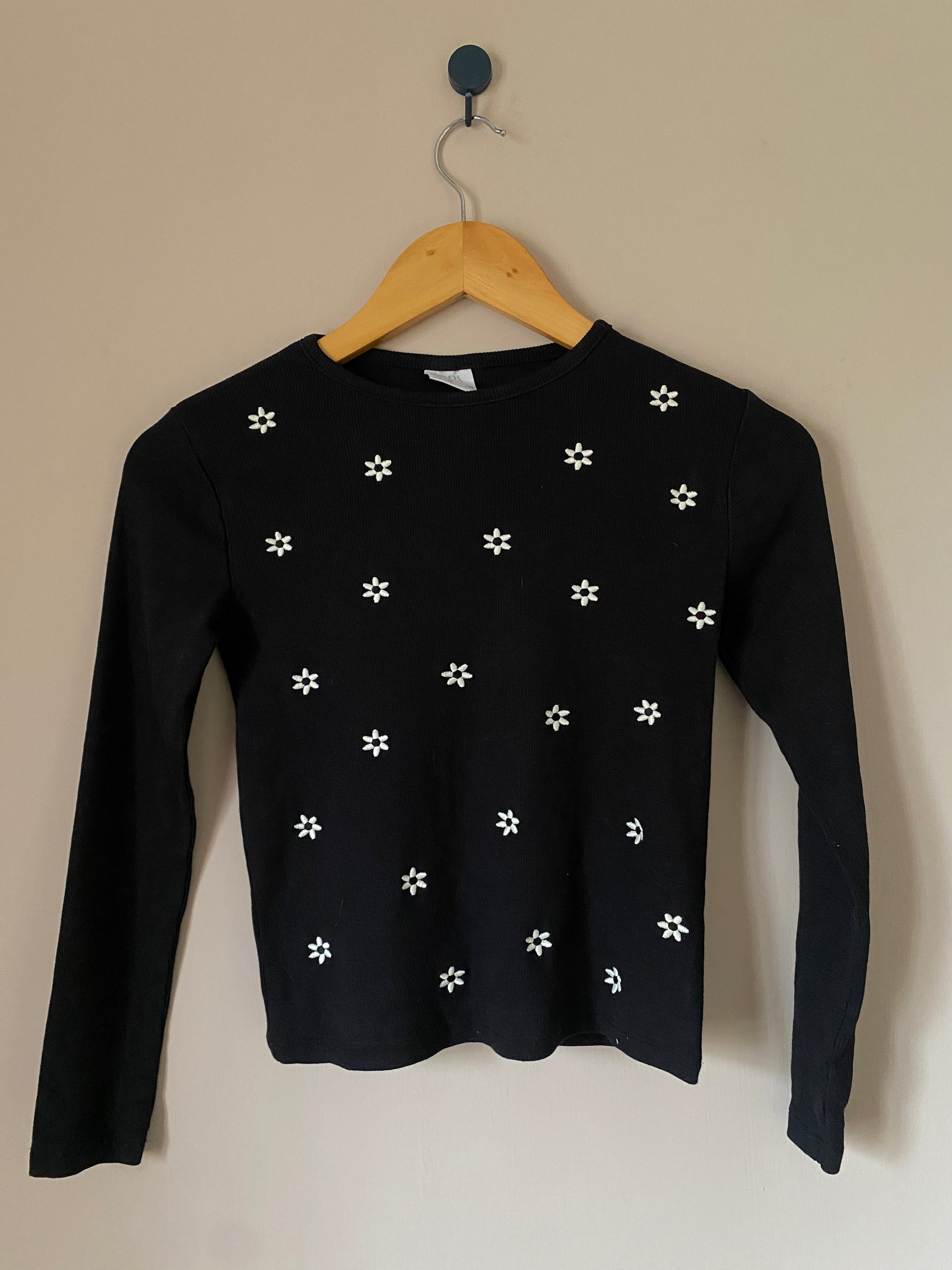 black-daisy-embroidered-top-10