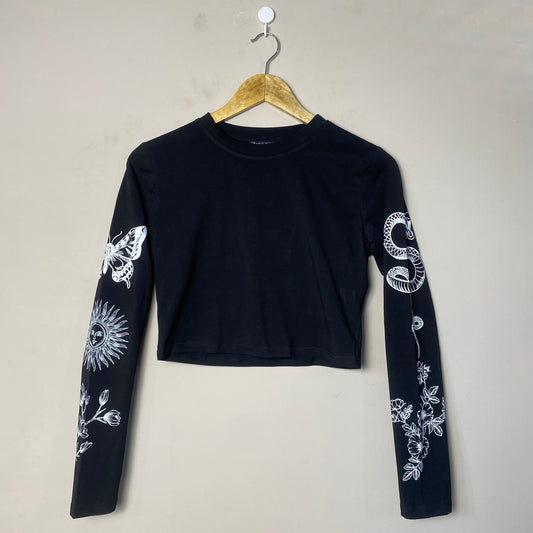black-graphic-sleeve-croptop-174