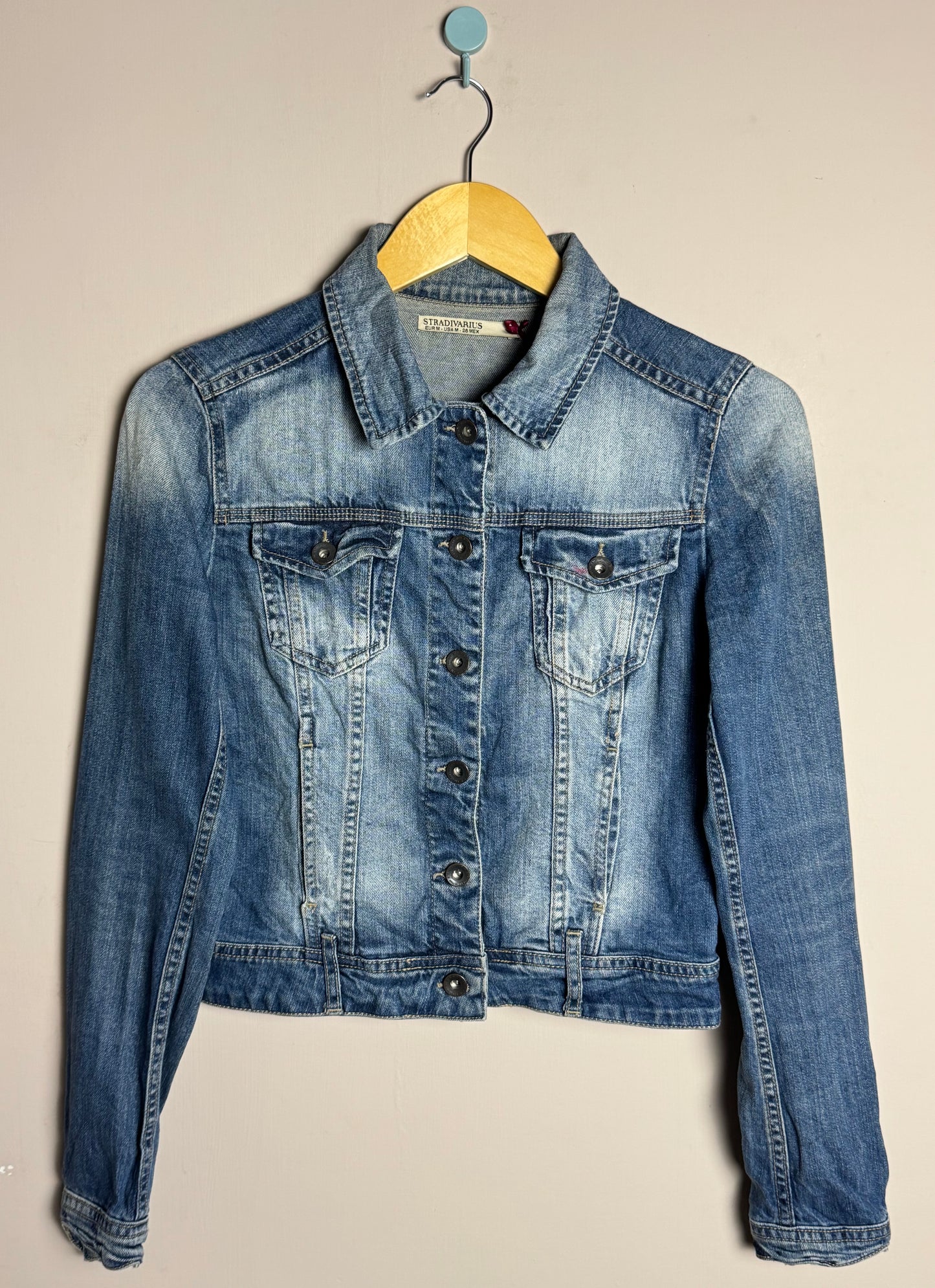  stradivarius-fitted-distressed-denim-jacket-13