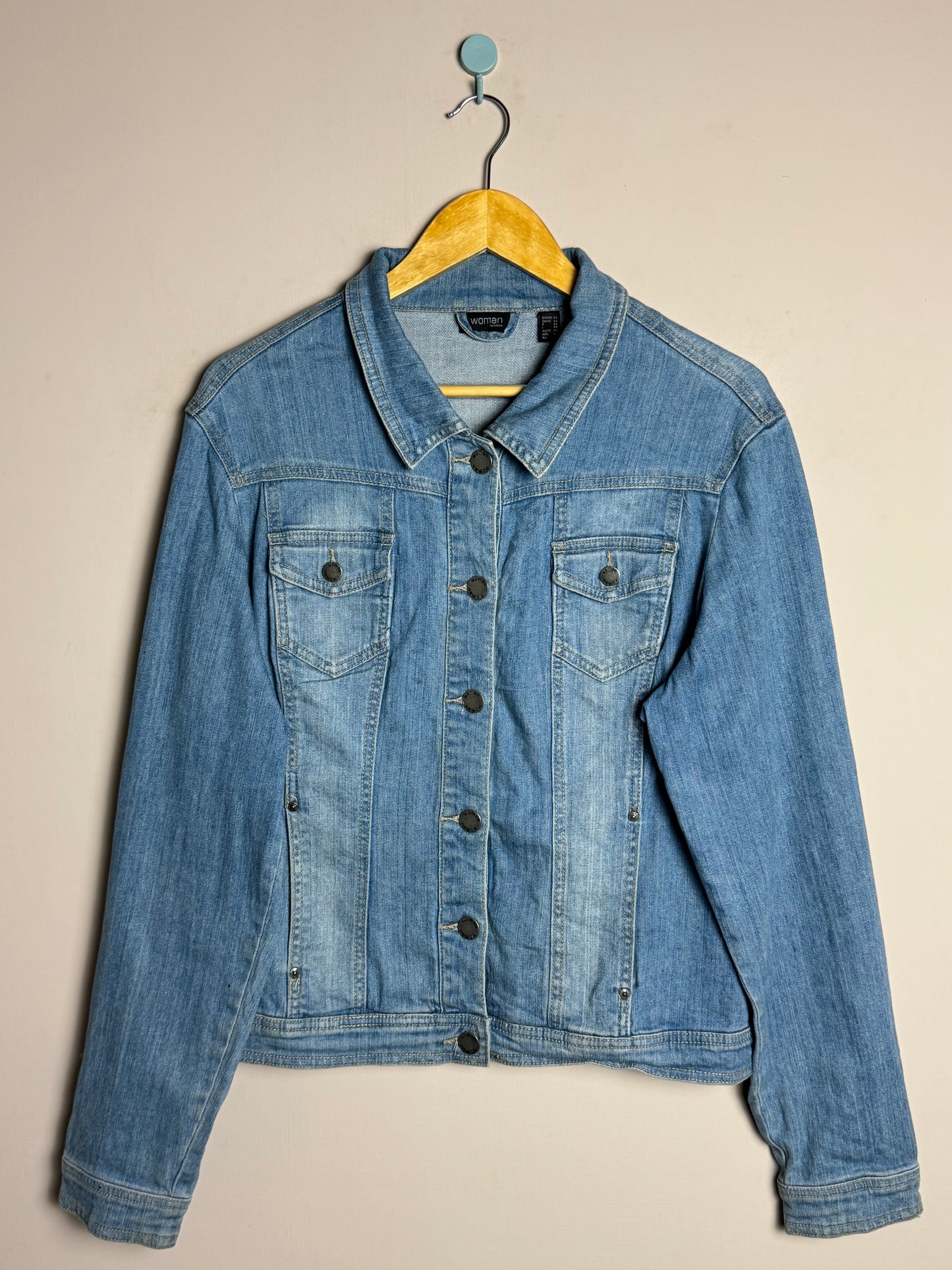  woman-lightwash-denim-jacket-14