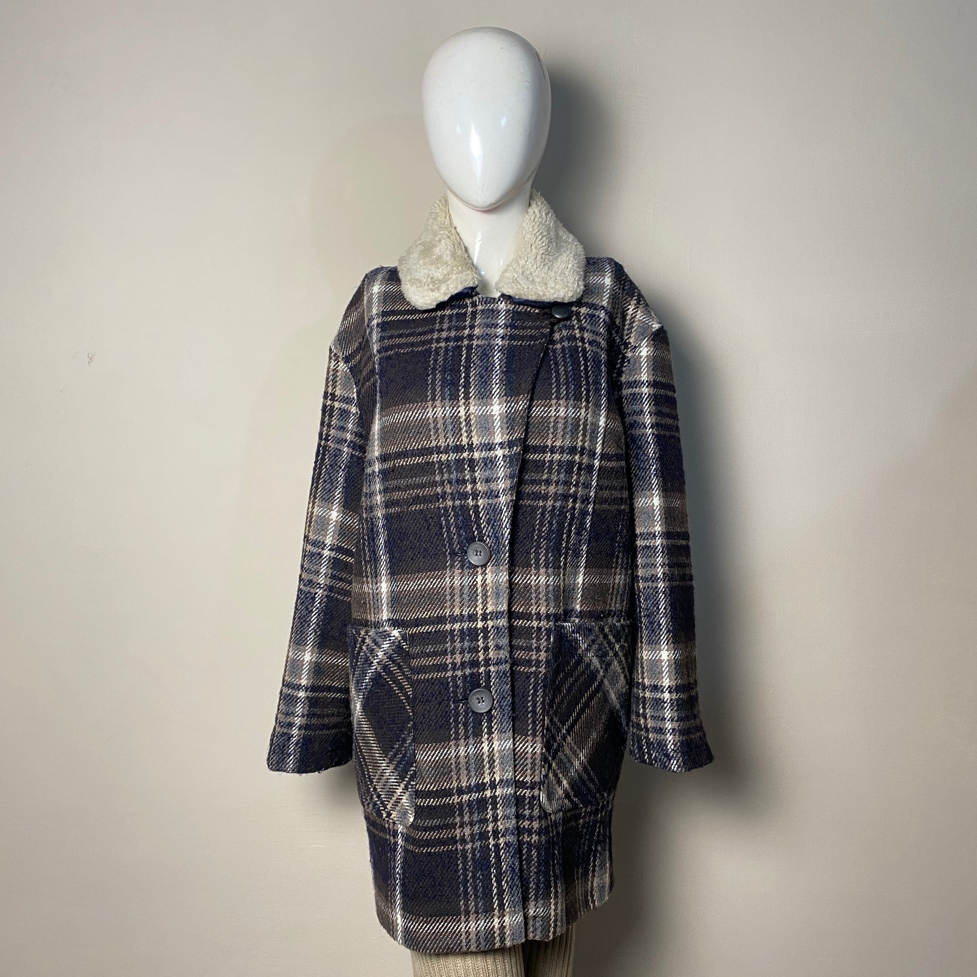 navy-plaid-shearling-collar-coat-068