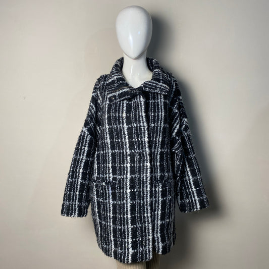 black-white-plaid-textured-long-coat-055