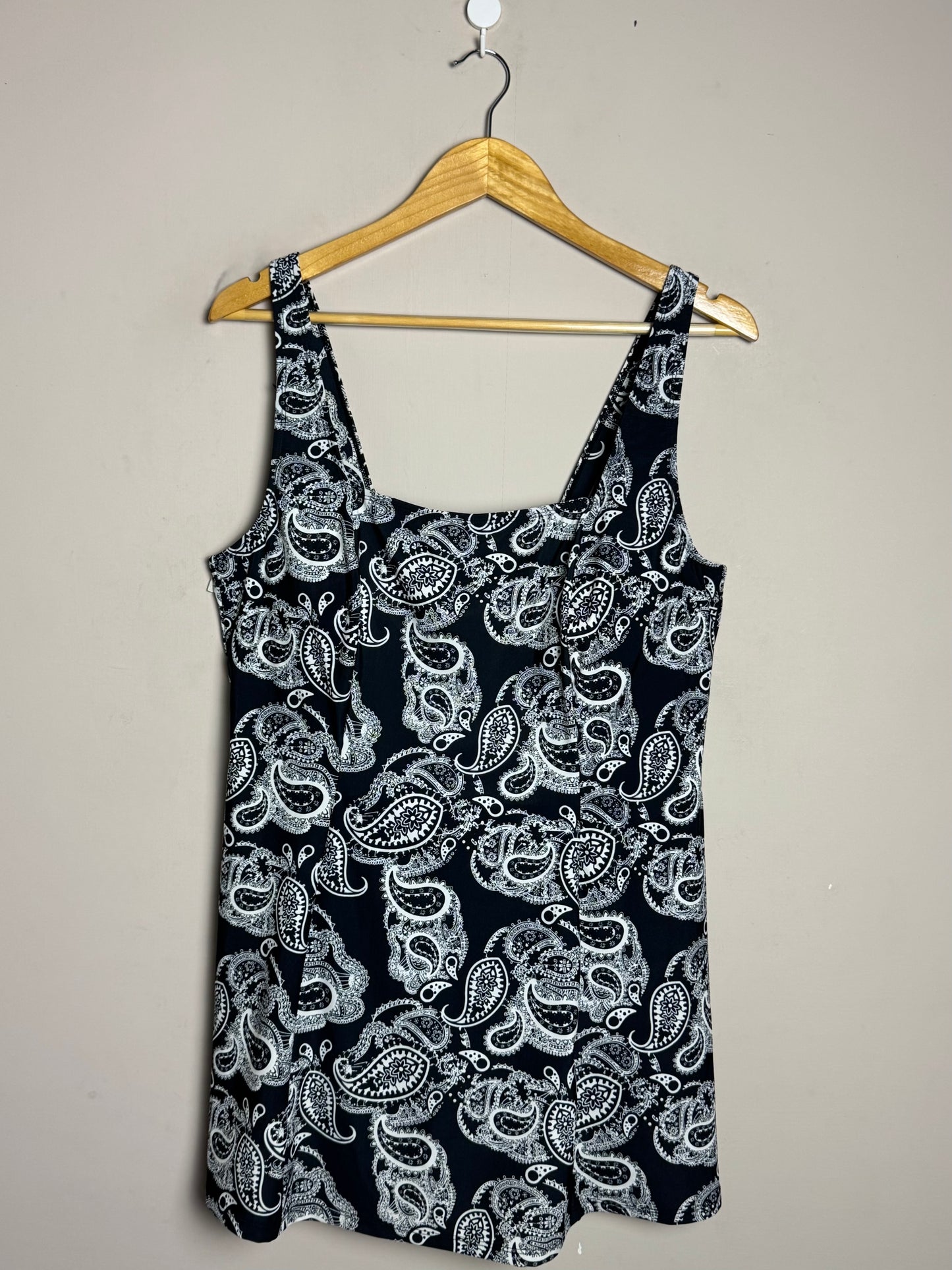 black-white-paisley-sleeveless-dress-4