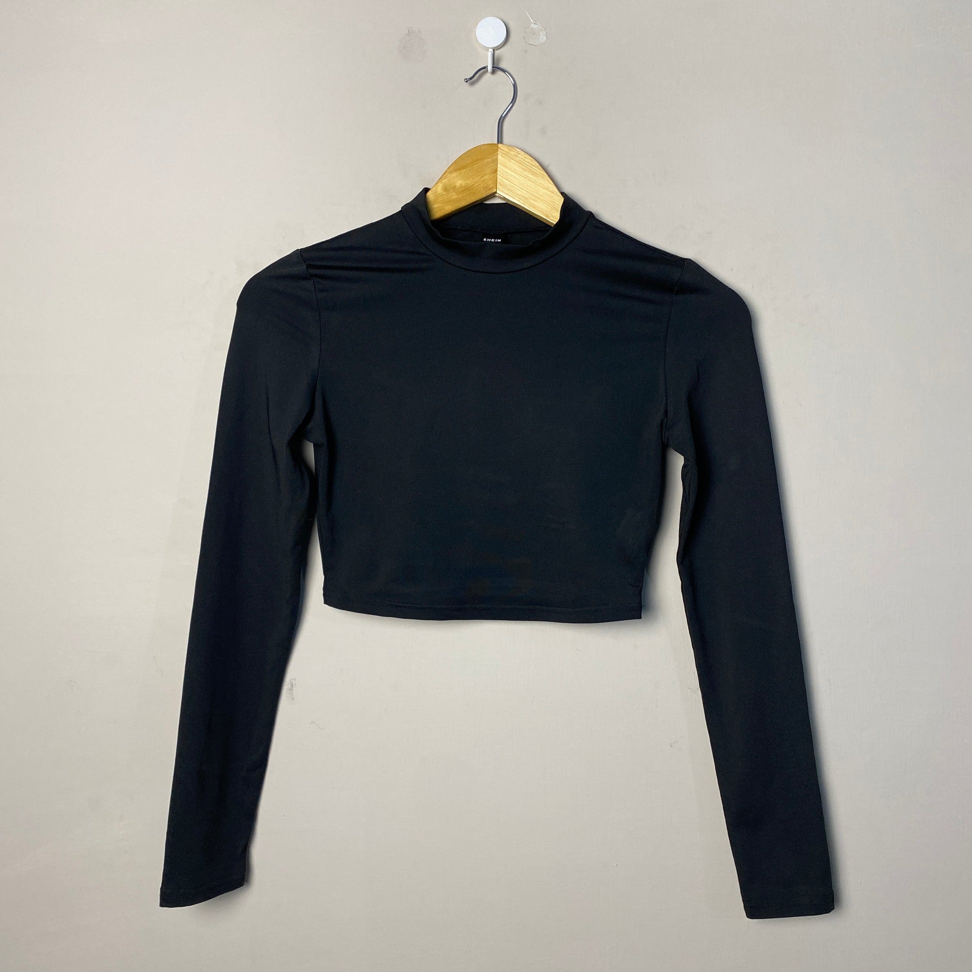 sleek-black-long-sleeve-crop-top-198