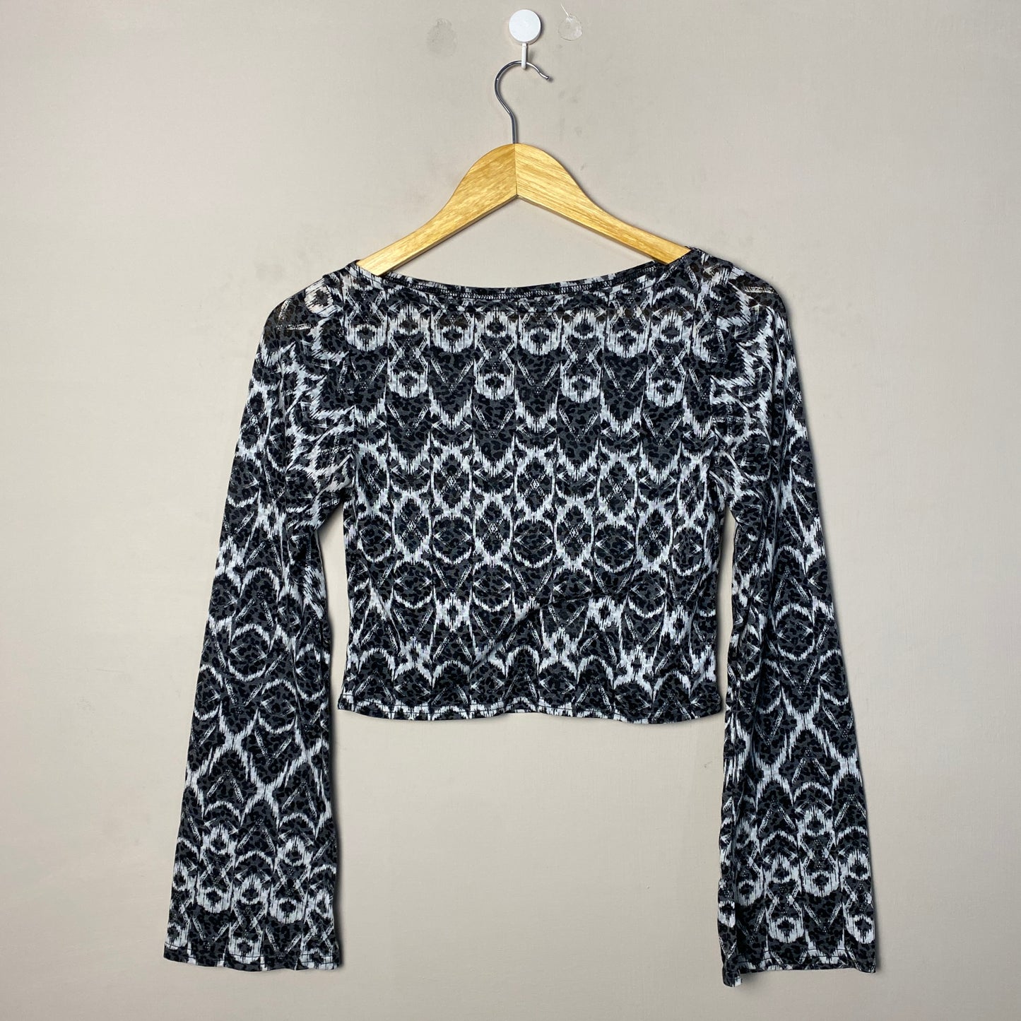 black-white-abstract-print-long-sleeve-crop-top-218