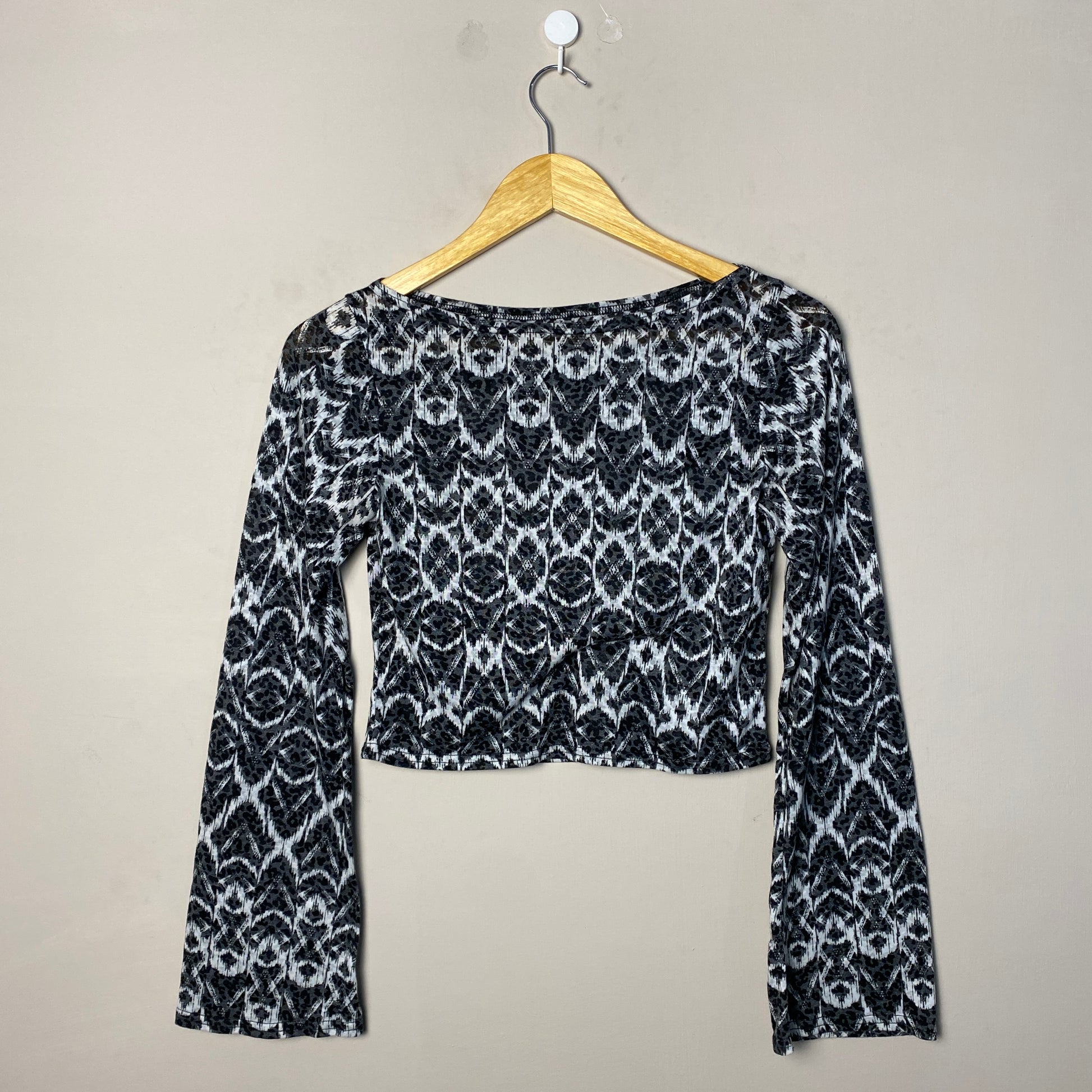 black-white-abstract-print-long-sleeve-crop-top-218