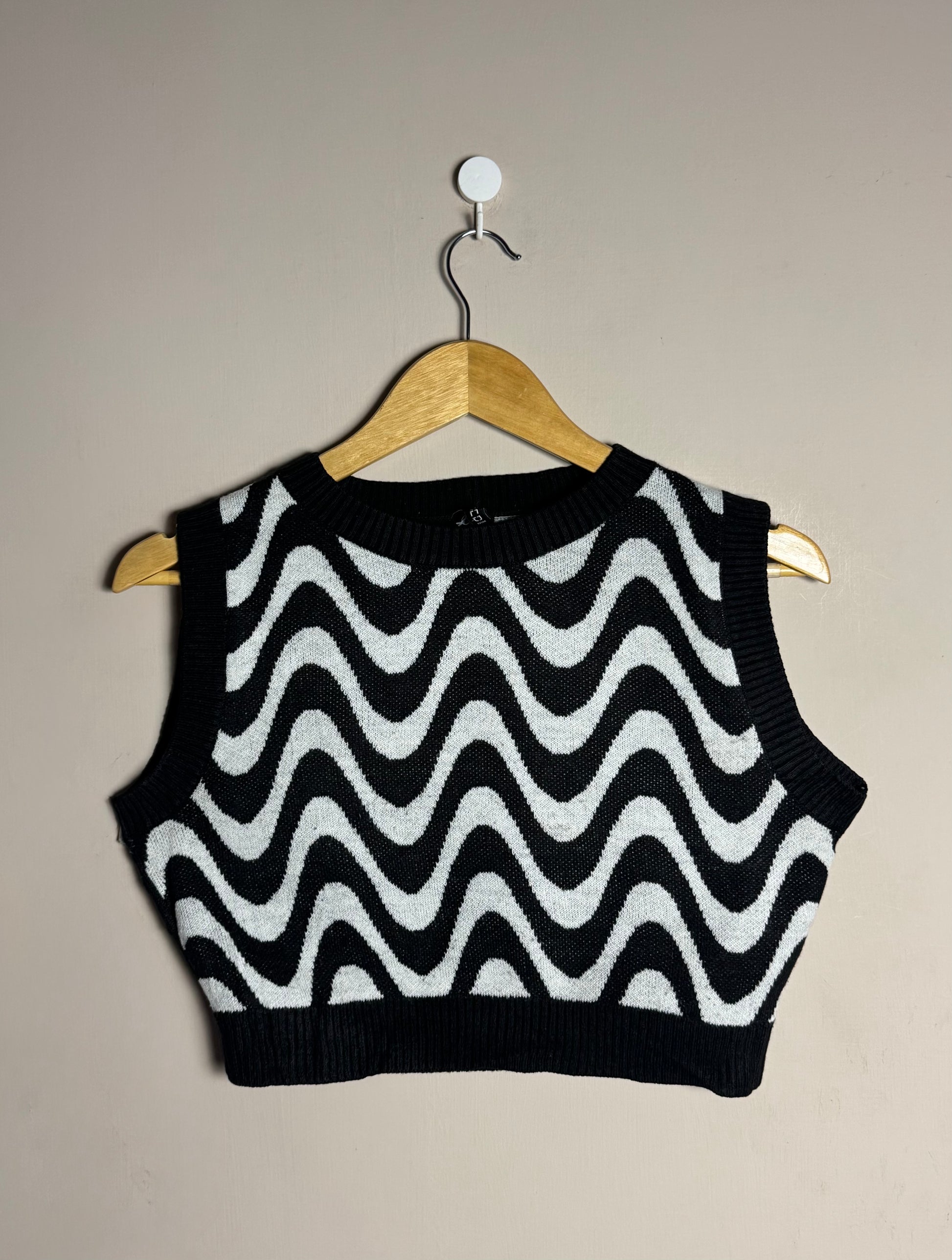 black-white-waves-vest-83