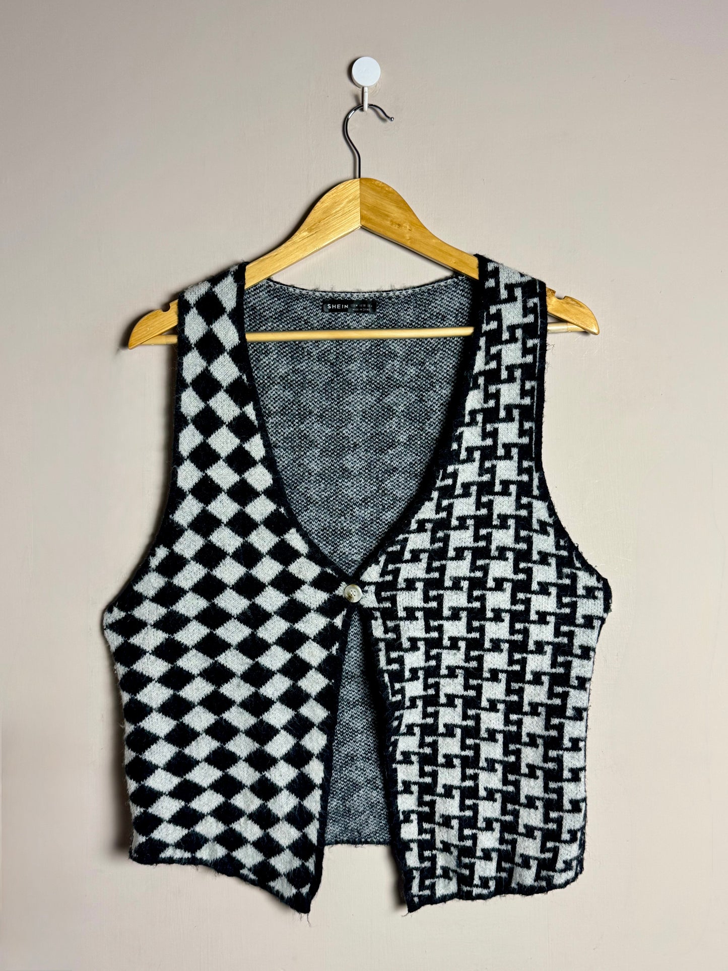 black-white-mixedpattern-vest-74