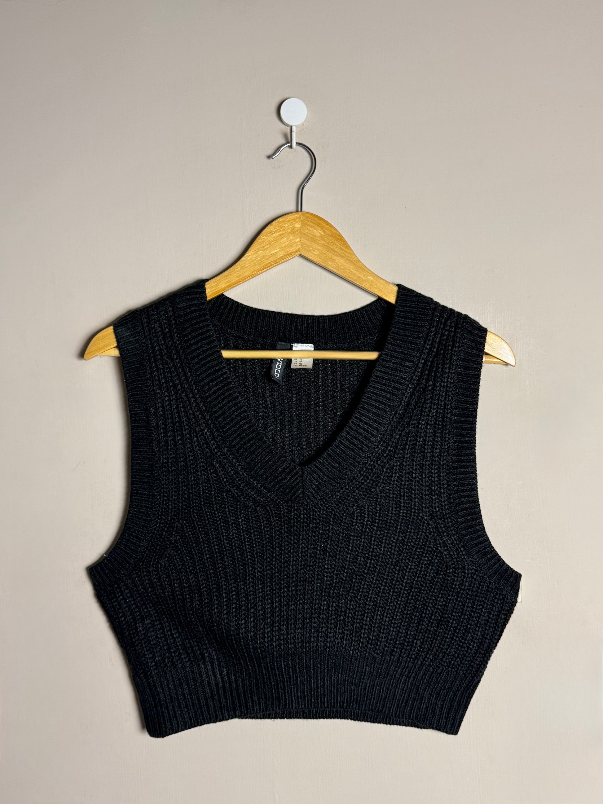 black-ribbed-crop-vest-81