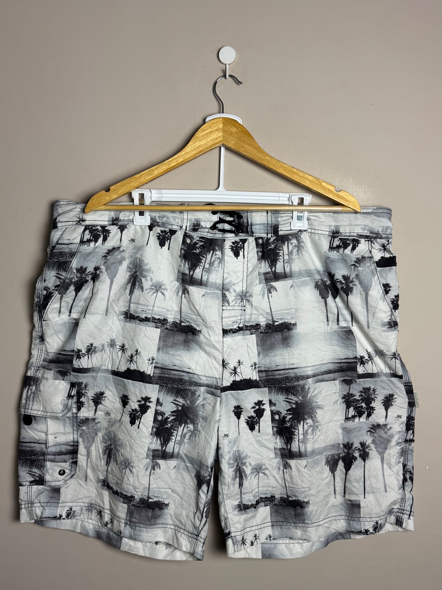 black-white-palm-print-cargo-shorts-39