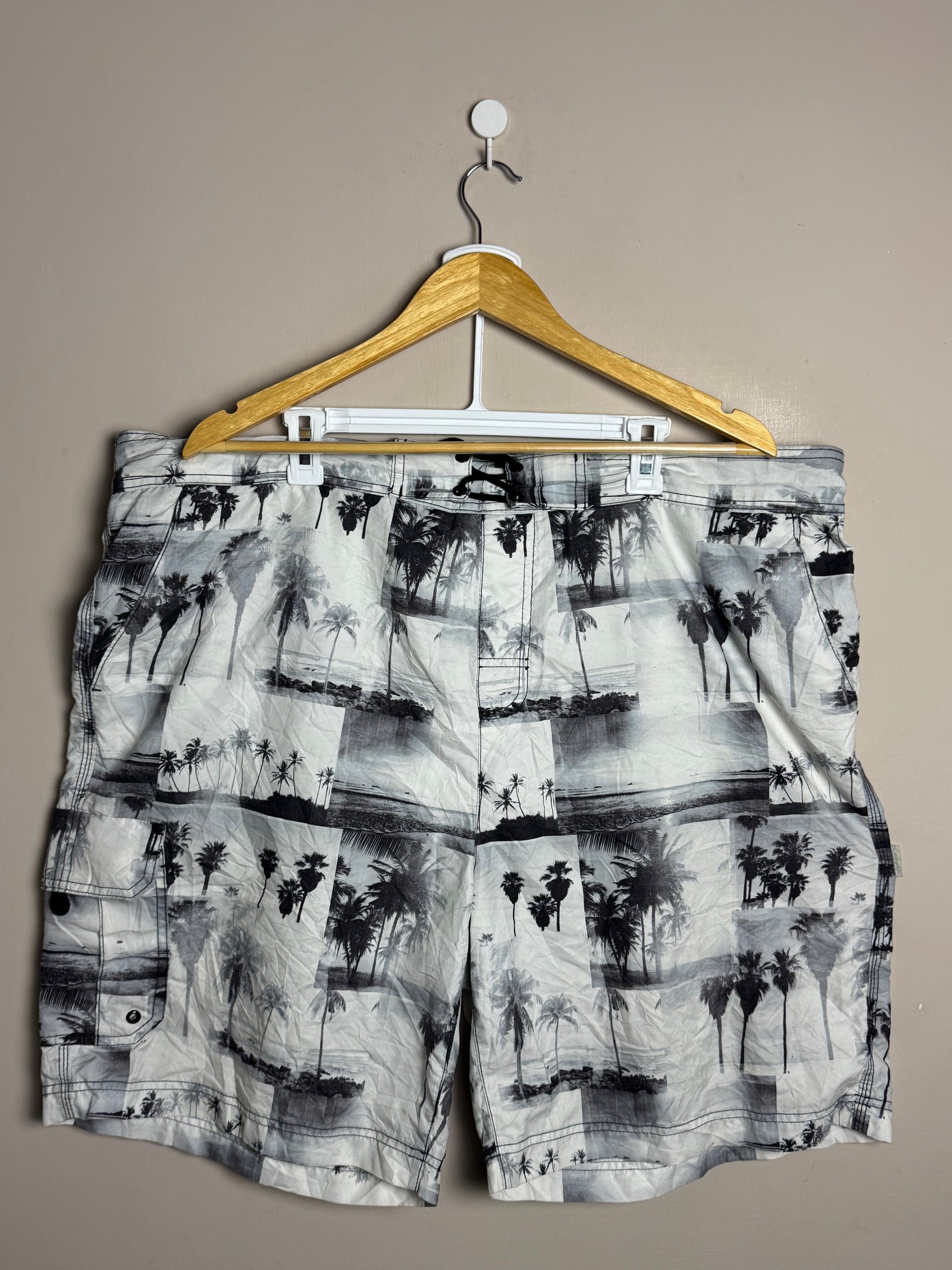 black-white-palm-print-cargo-shorts-39