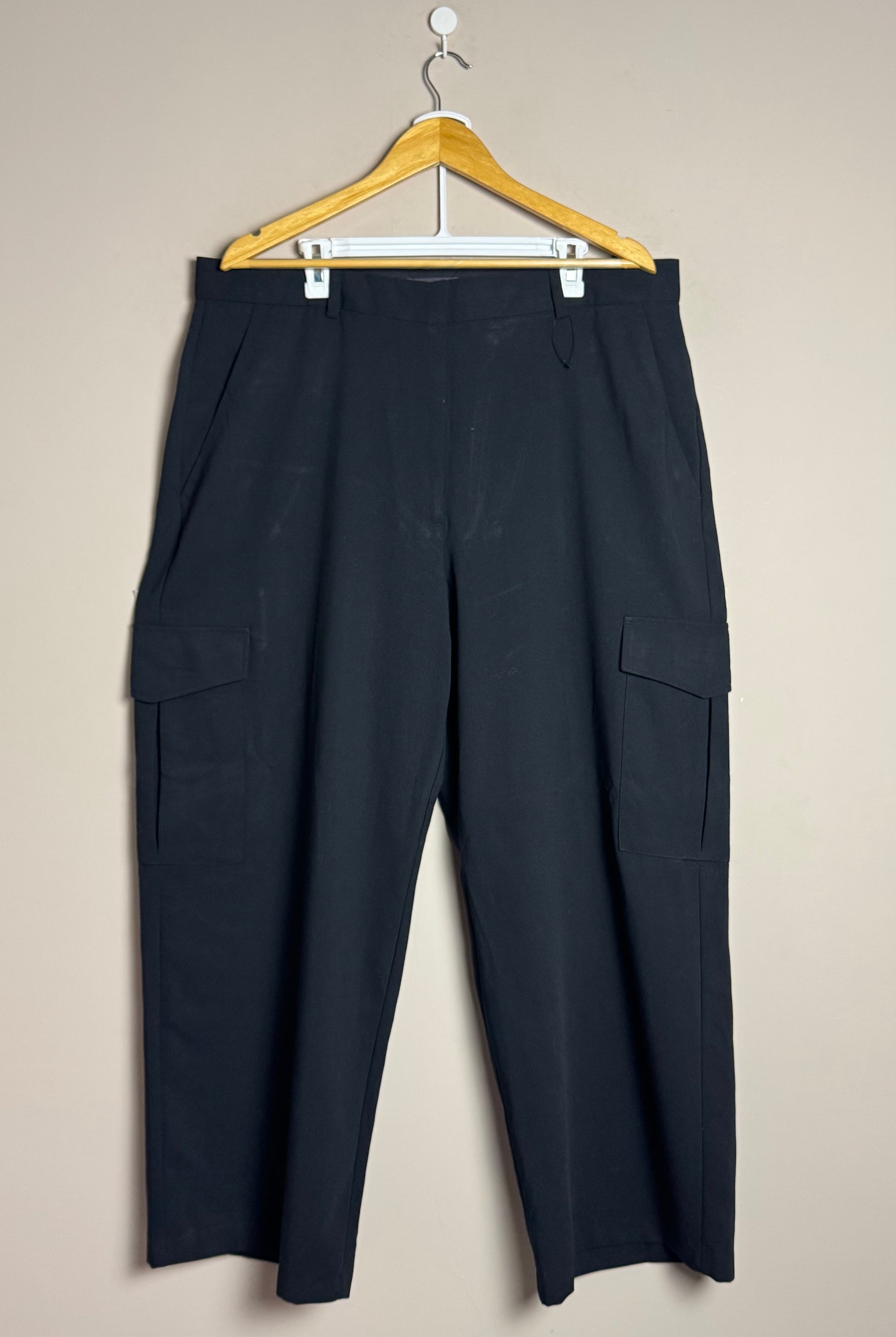 large-black-cargo-pants-l42-w40-128