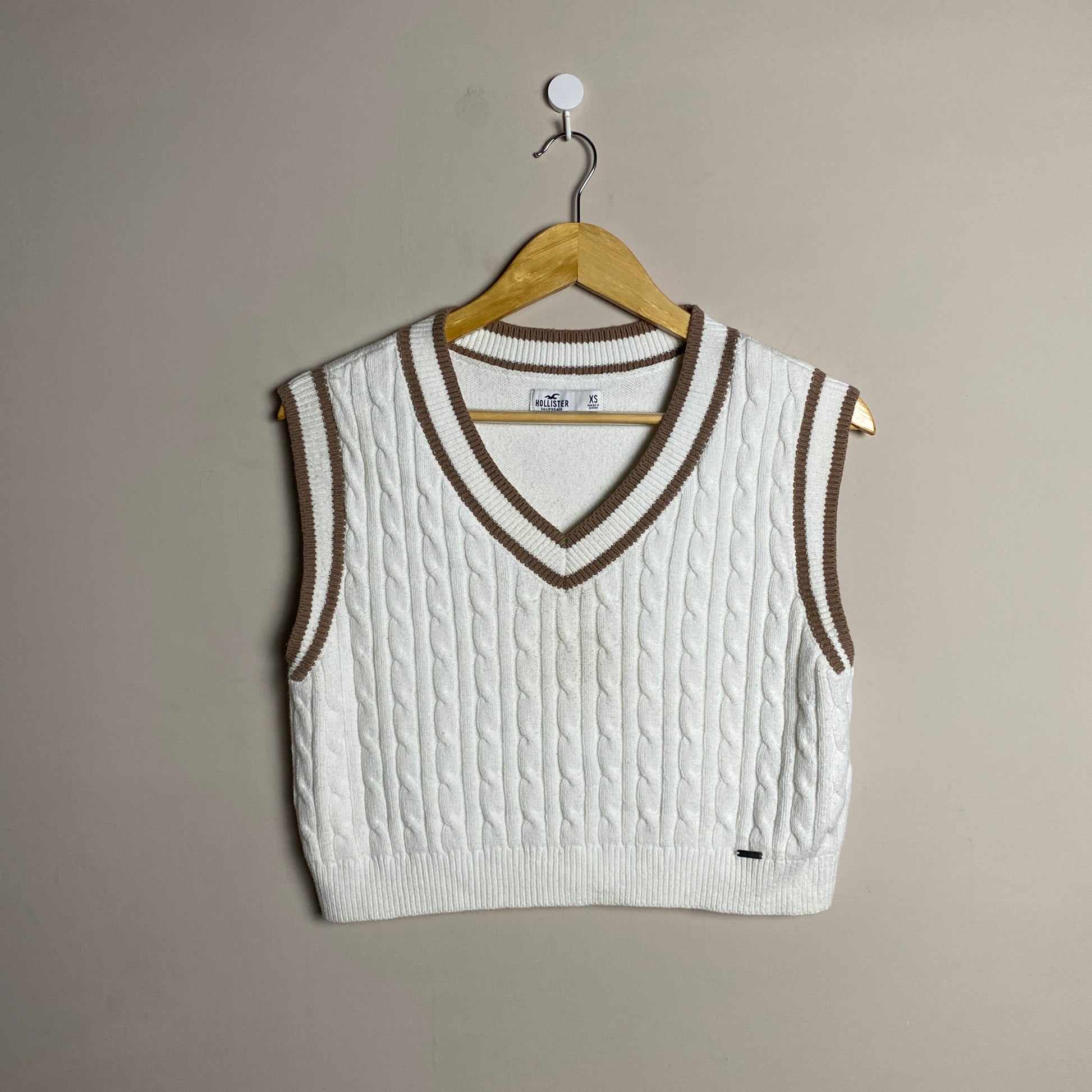 sleeveless-cable-knit-vest-117