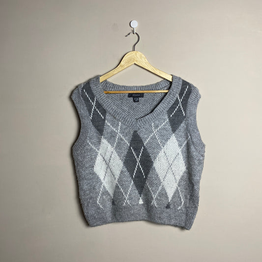 grey-argyle-sleeveless-sweater-123