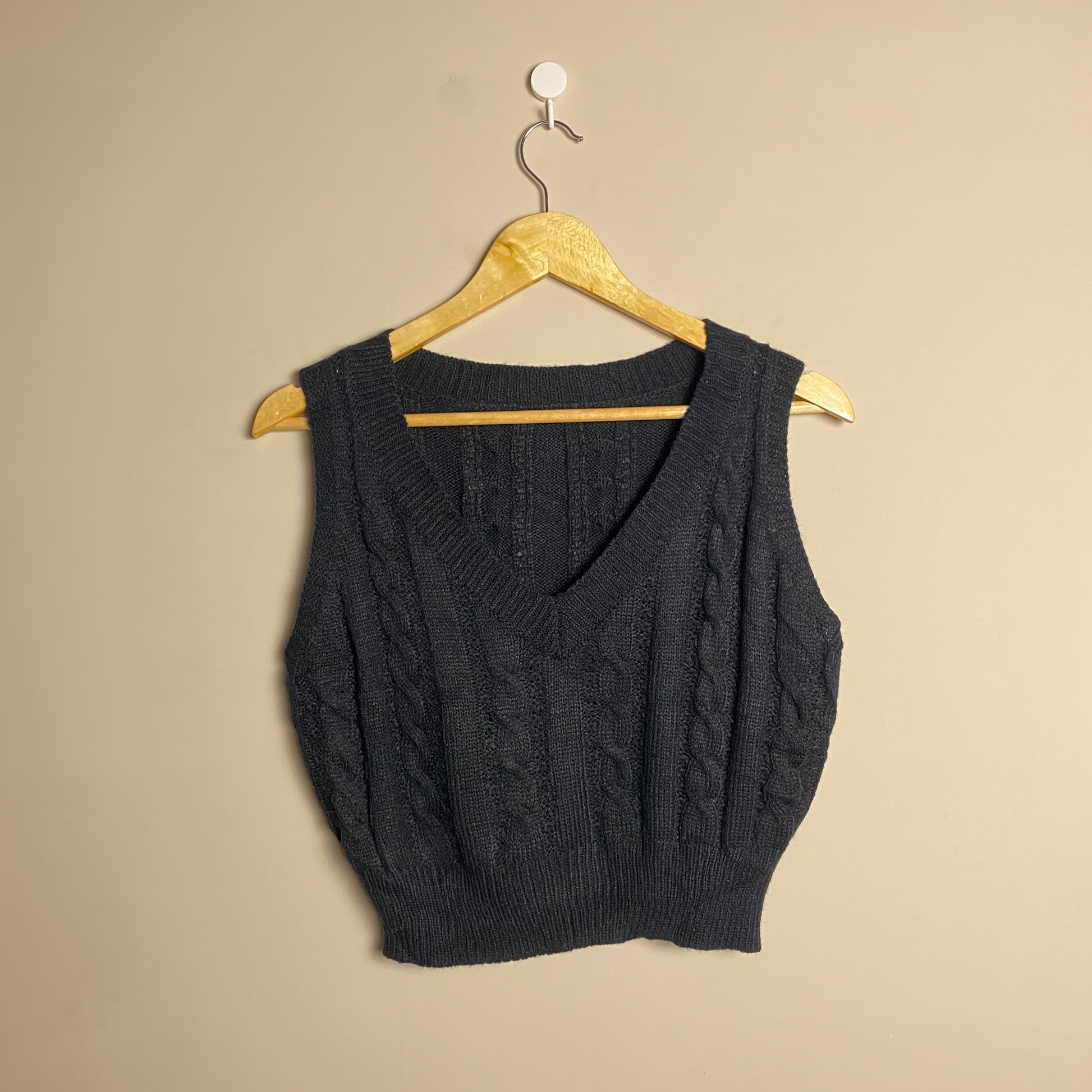 black-cableknit-sleeveless-sweater-134