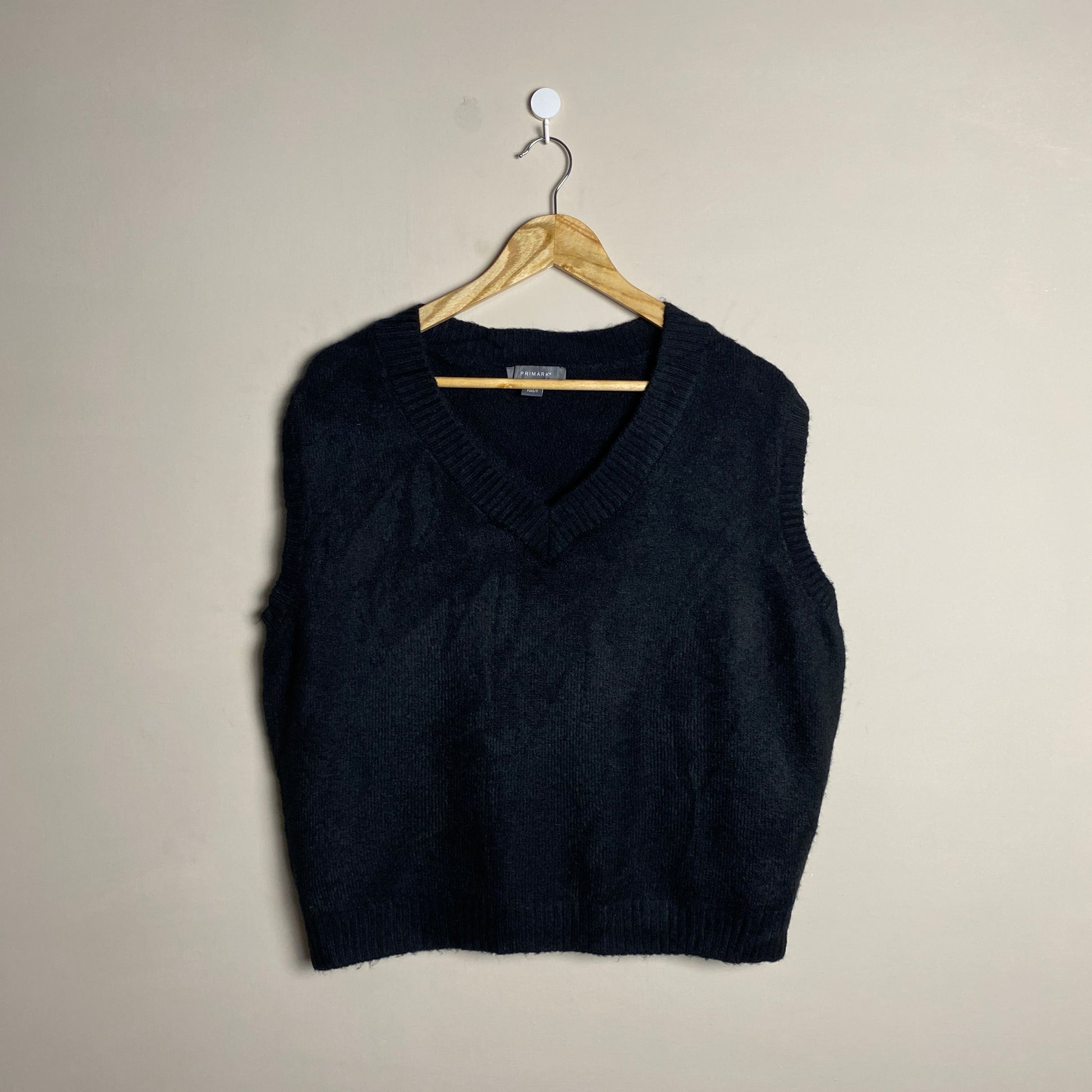 black-sleeveless-knit-sweater-121