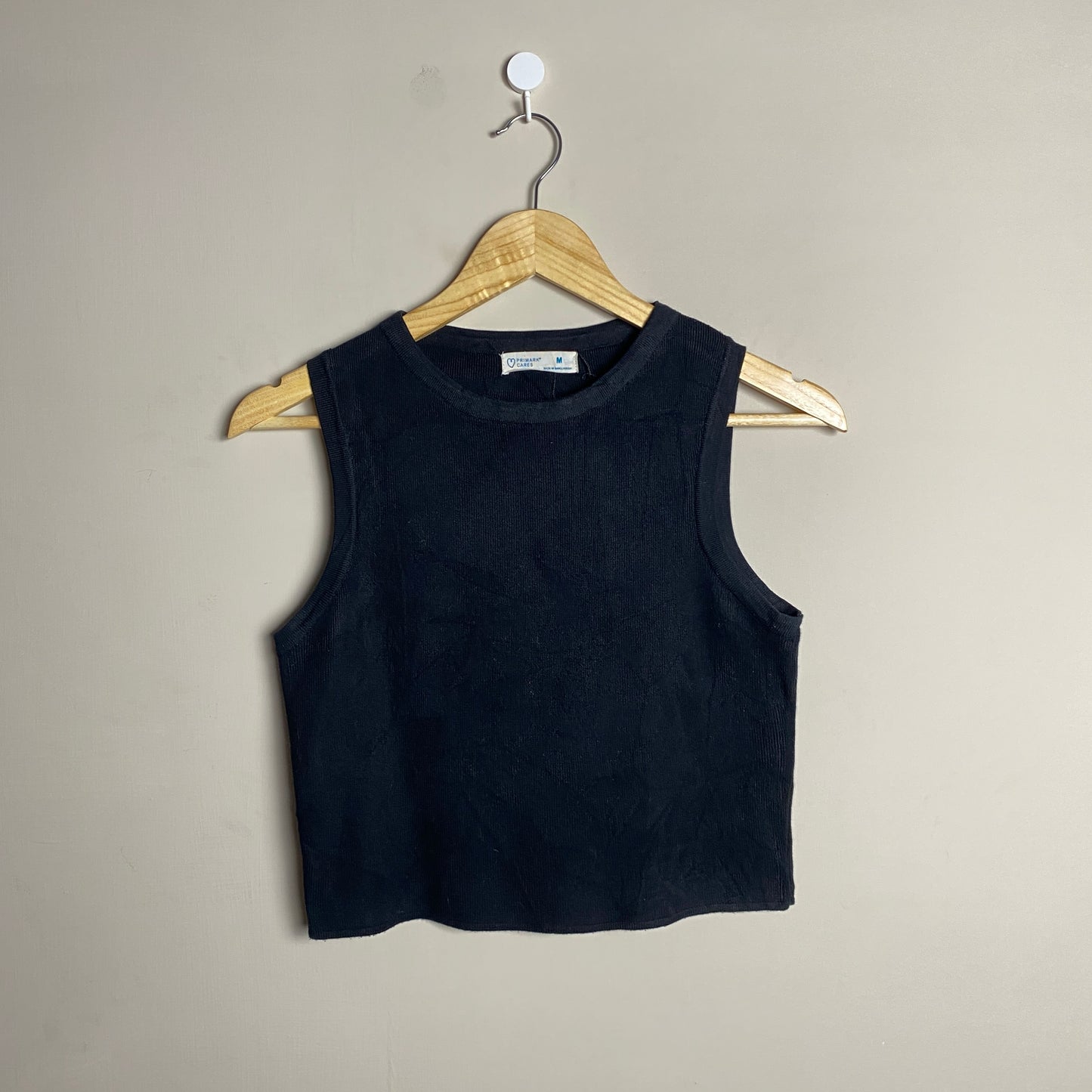 black-basic-sleeveless-top-130
