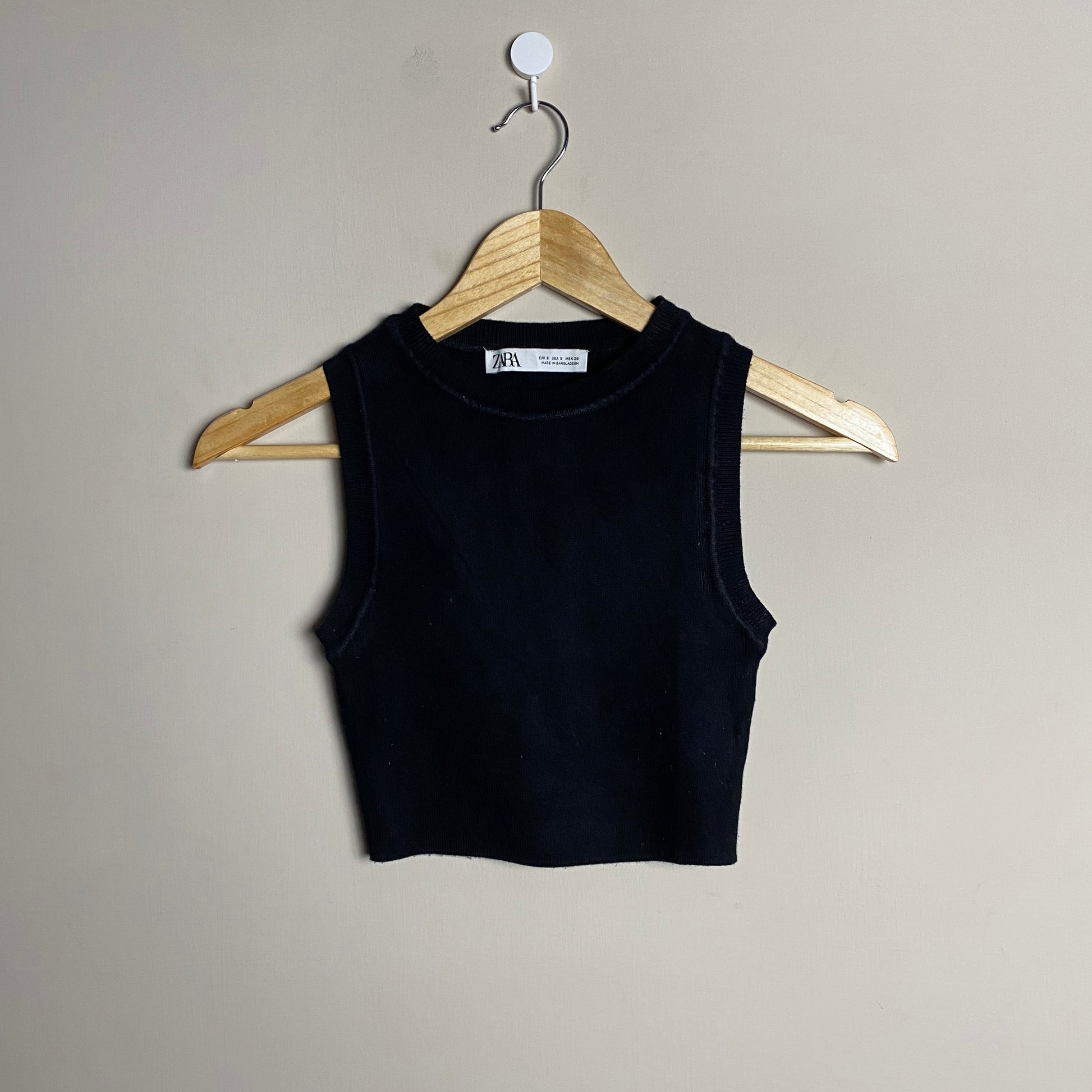 black-cropped-sleeveless-top-100
