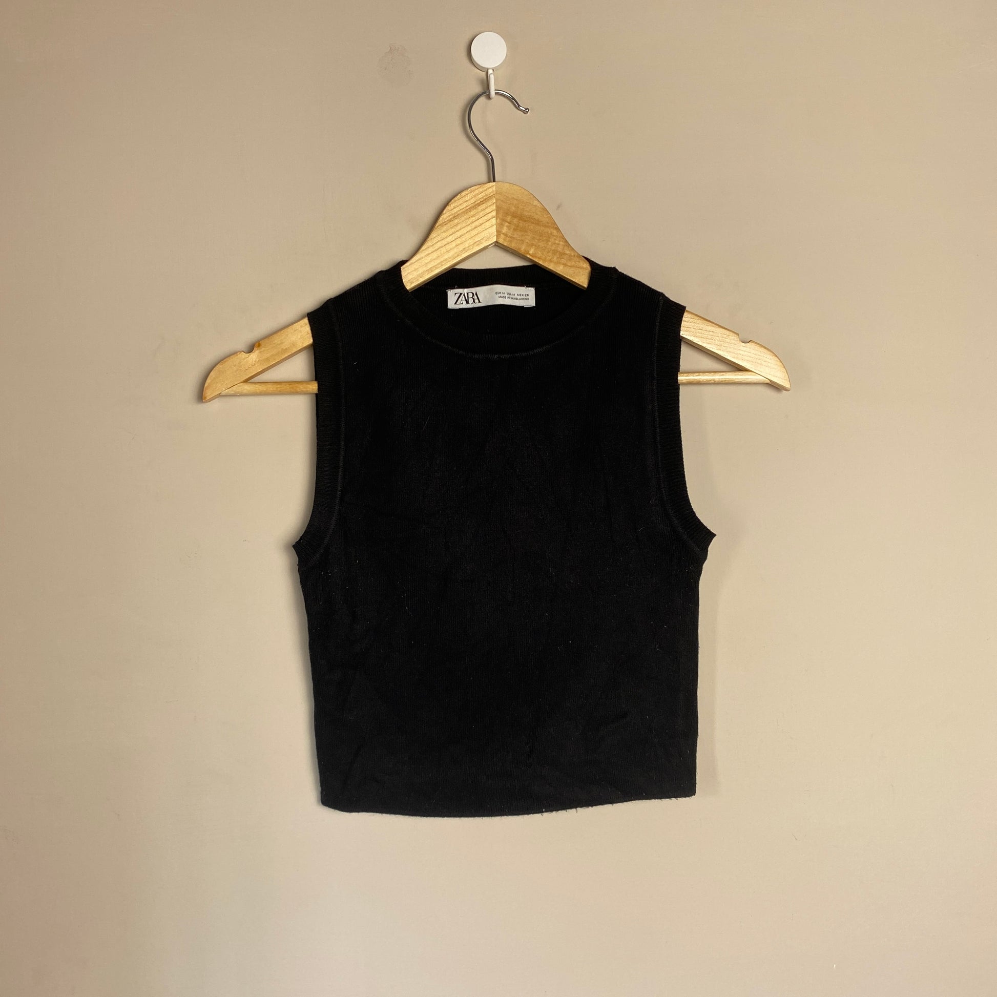 black-basic-sleeveless-top-146