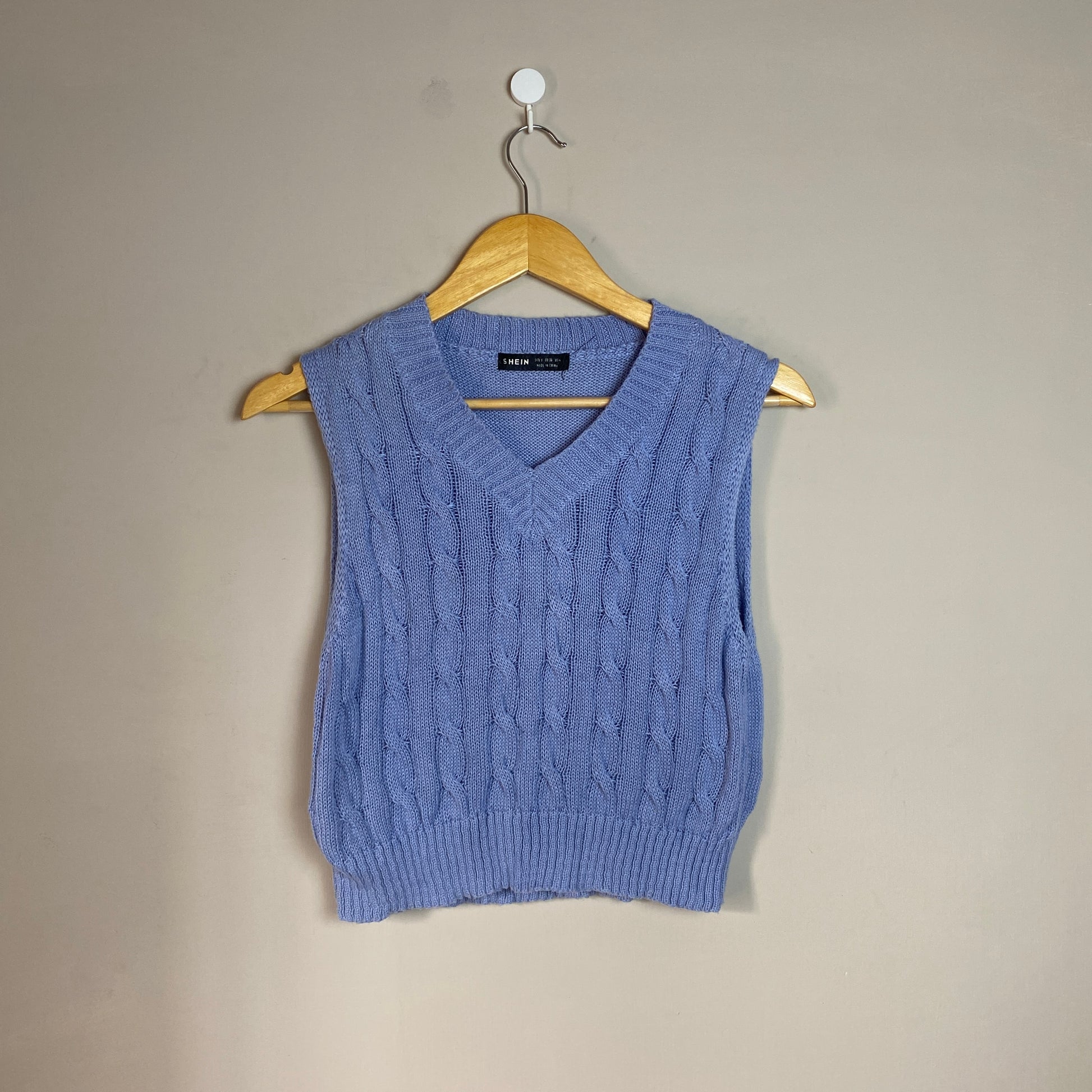 blue-cableknit-sleeveless-sweater-148